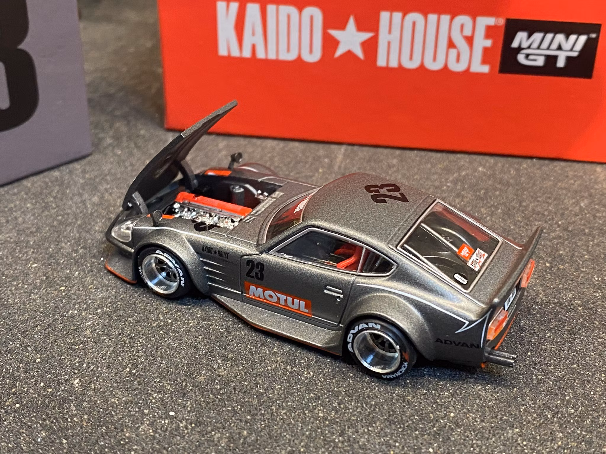 Skala 1/64 - Datsun KAIDO Fairlady Z, Grey (KHMG035) KAIDO fr MINI GT