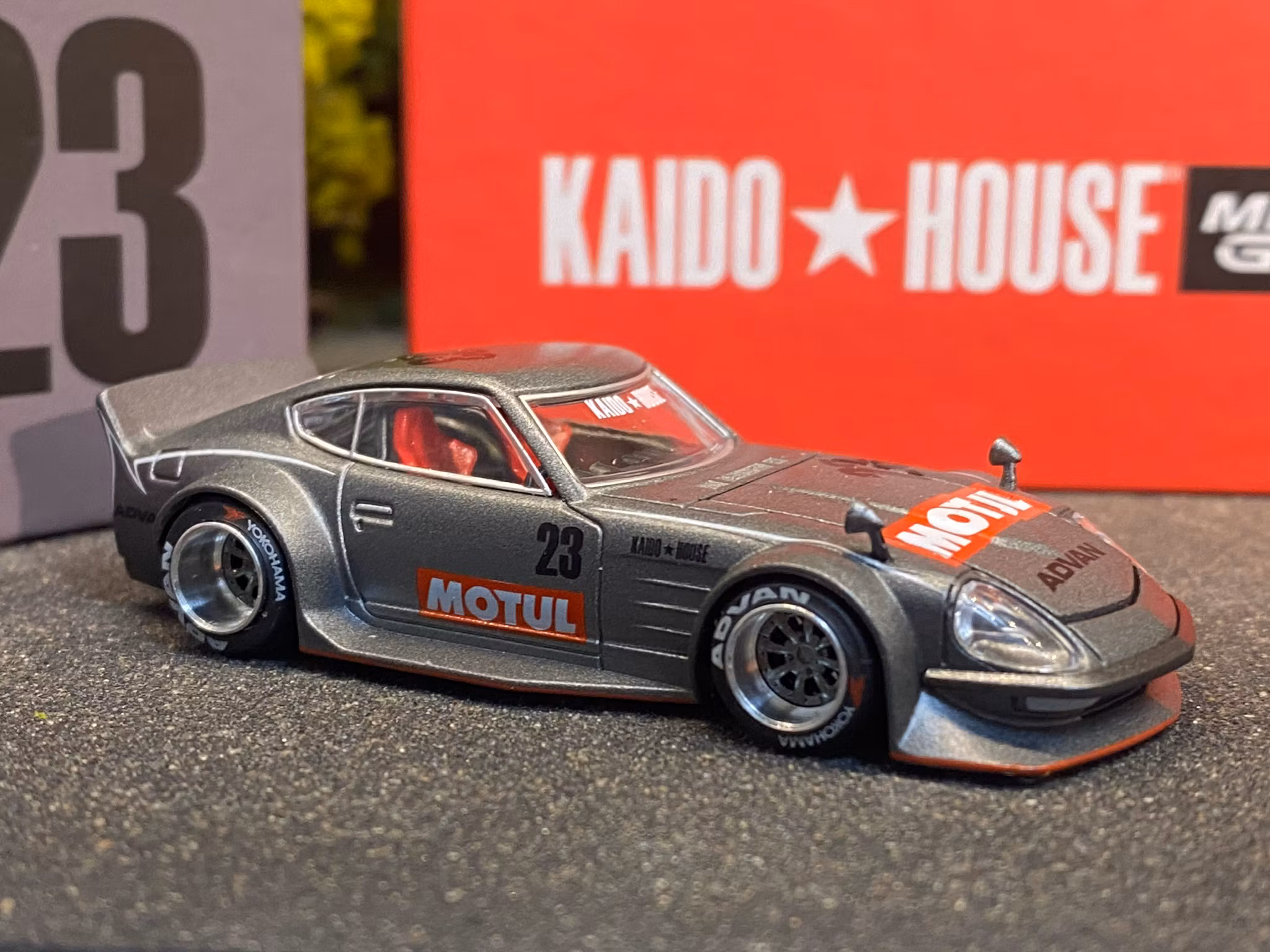 Skala 1/64 - Datsun KAIDO Fairlady Z, Grey (KHMG035) KAIDO fr MINI GT