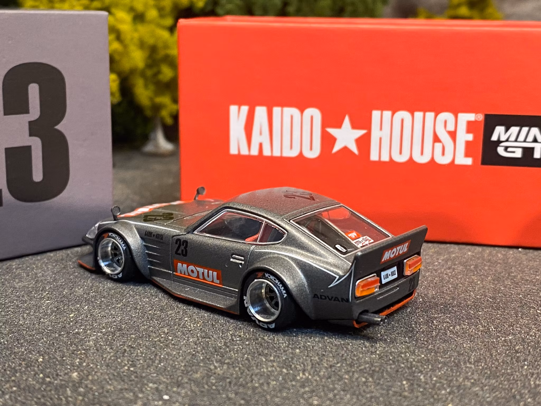 Skala 1/64 - Datsun KAIDO Fairlady Z, Grey (KHMG035) KAIDO fr MINI GT
