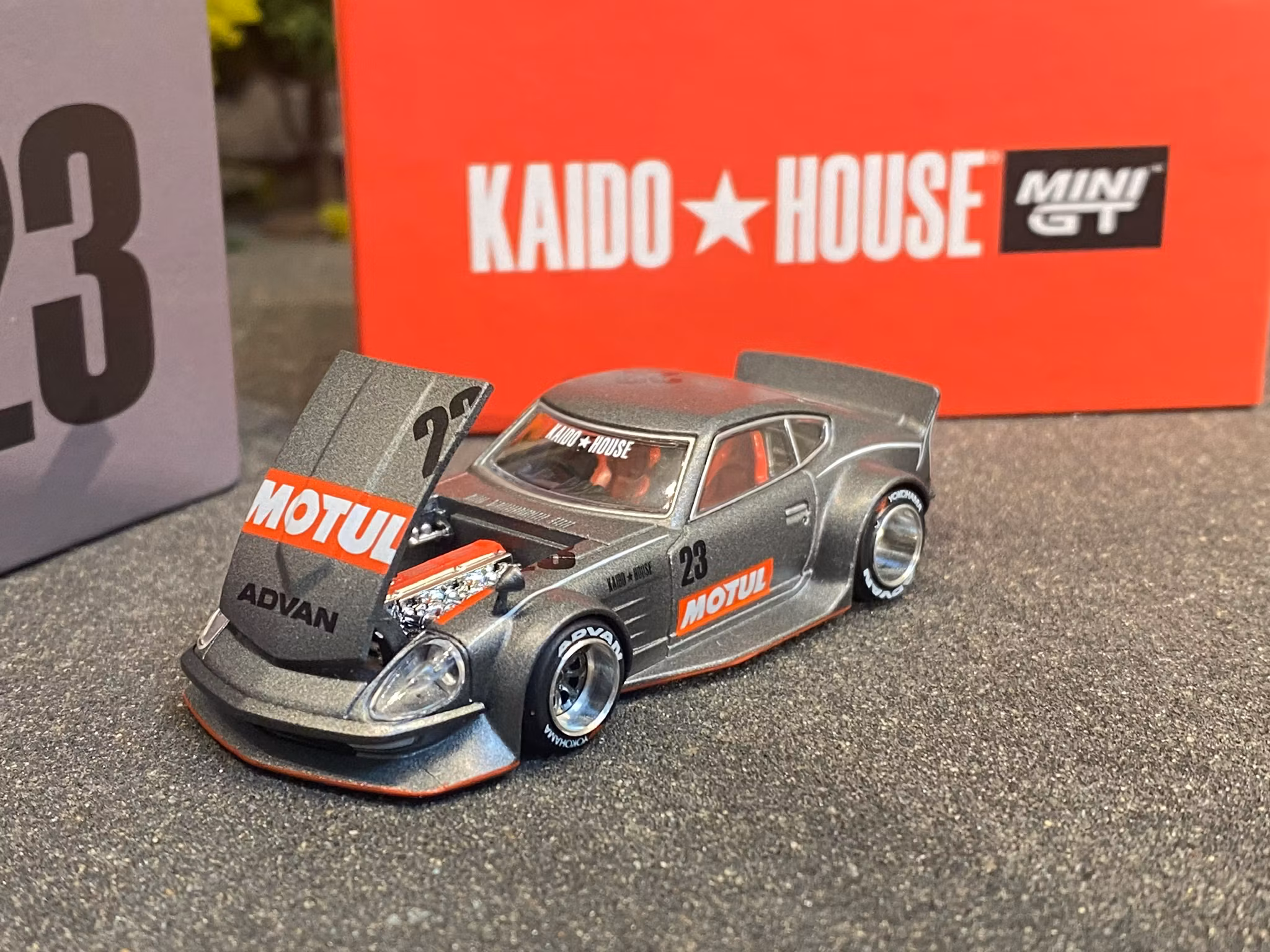 Skala 1/64 - Datsun KAIDO Fairlady Z, Grey (KHMG035) KAIDO fr MINI GT