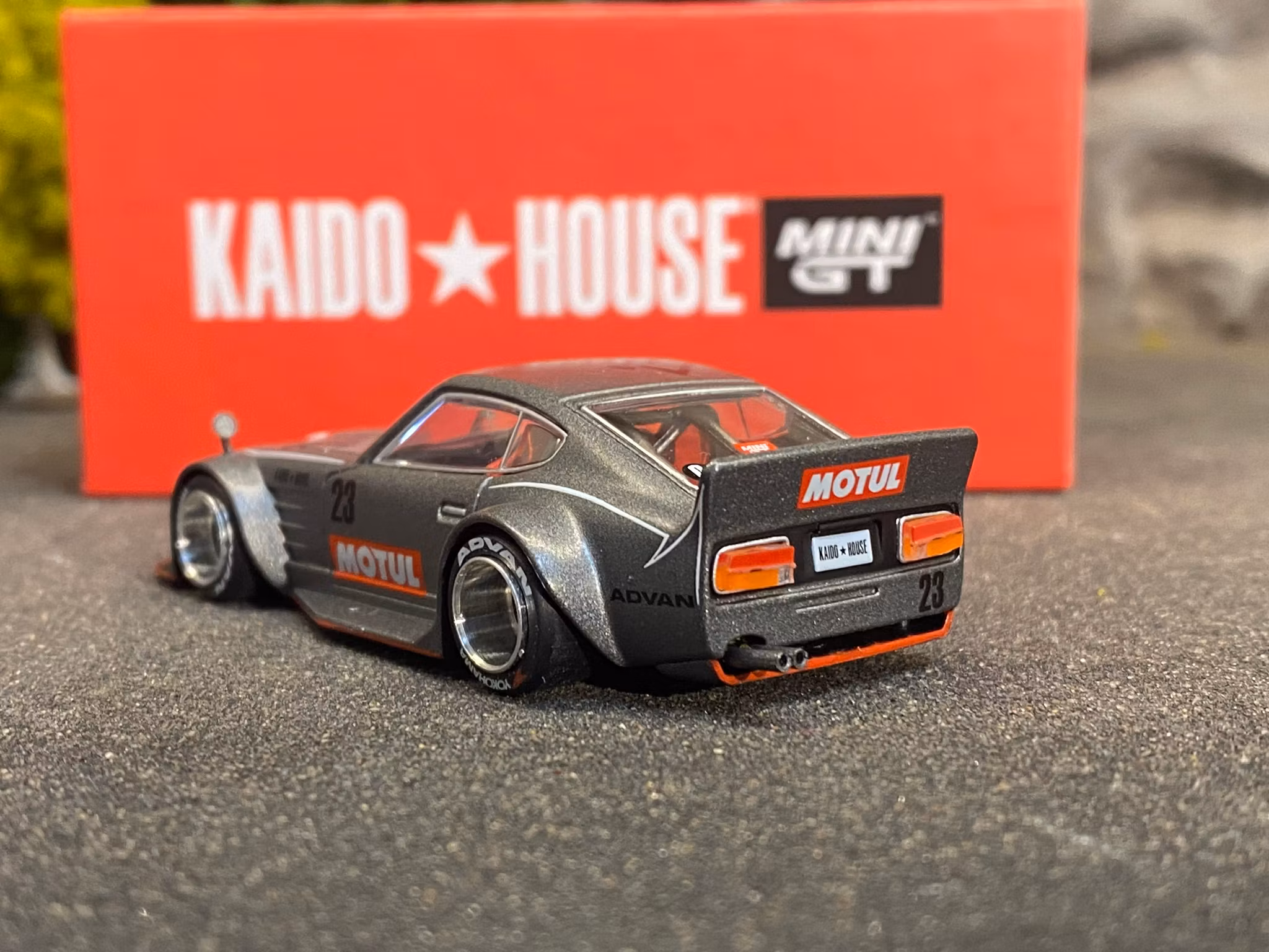 Skala 1/64 - Datsun KAIDO Fairlady Z, Grey (KHMG035) KAIDO fr MINI GT
