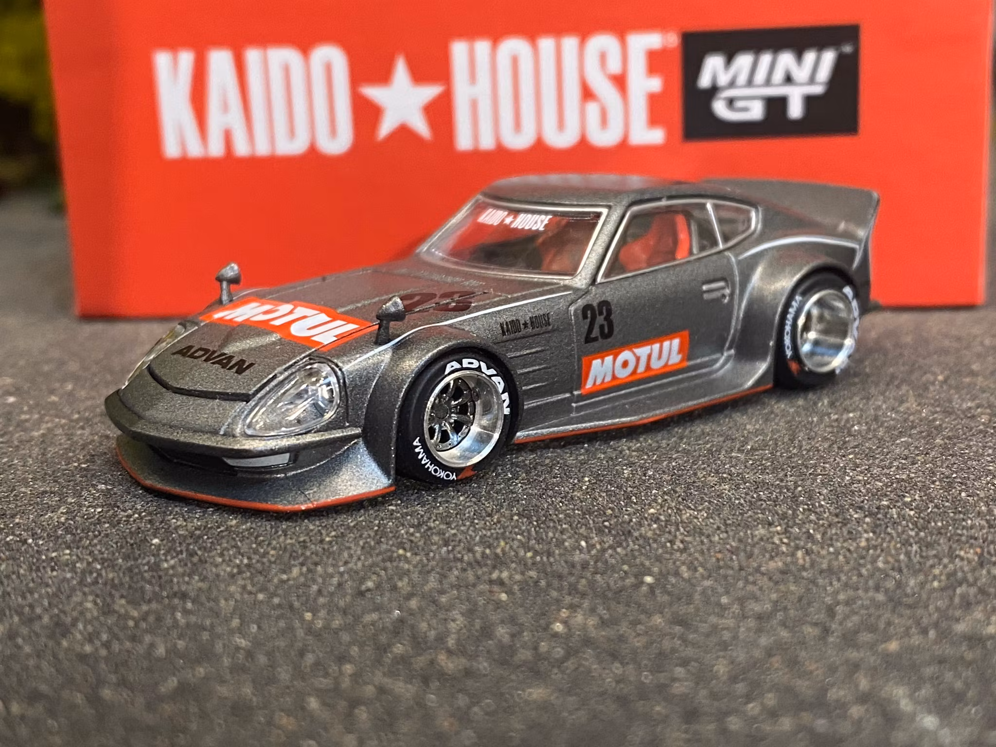 Skala 1/64 - Datsun KAIDO Fairlady Z, Grey (KHMG035) KAIDO fr MINI GT
