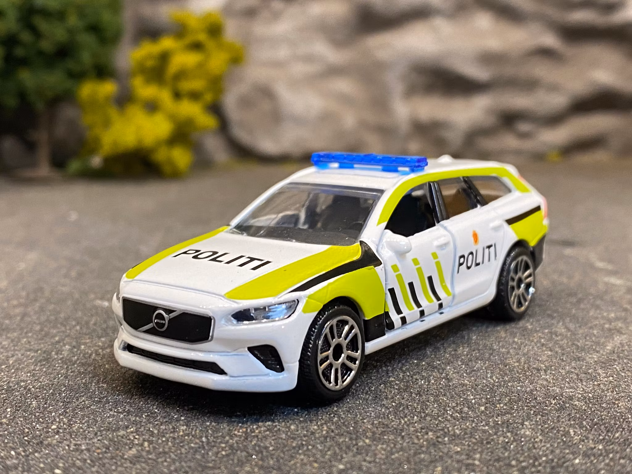 Skala 1/64 Volvo V90 Norsk Politi (Norwegian police car) fr Majorette