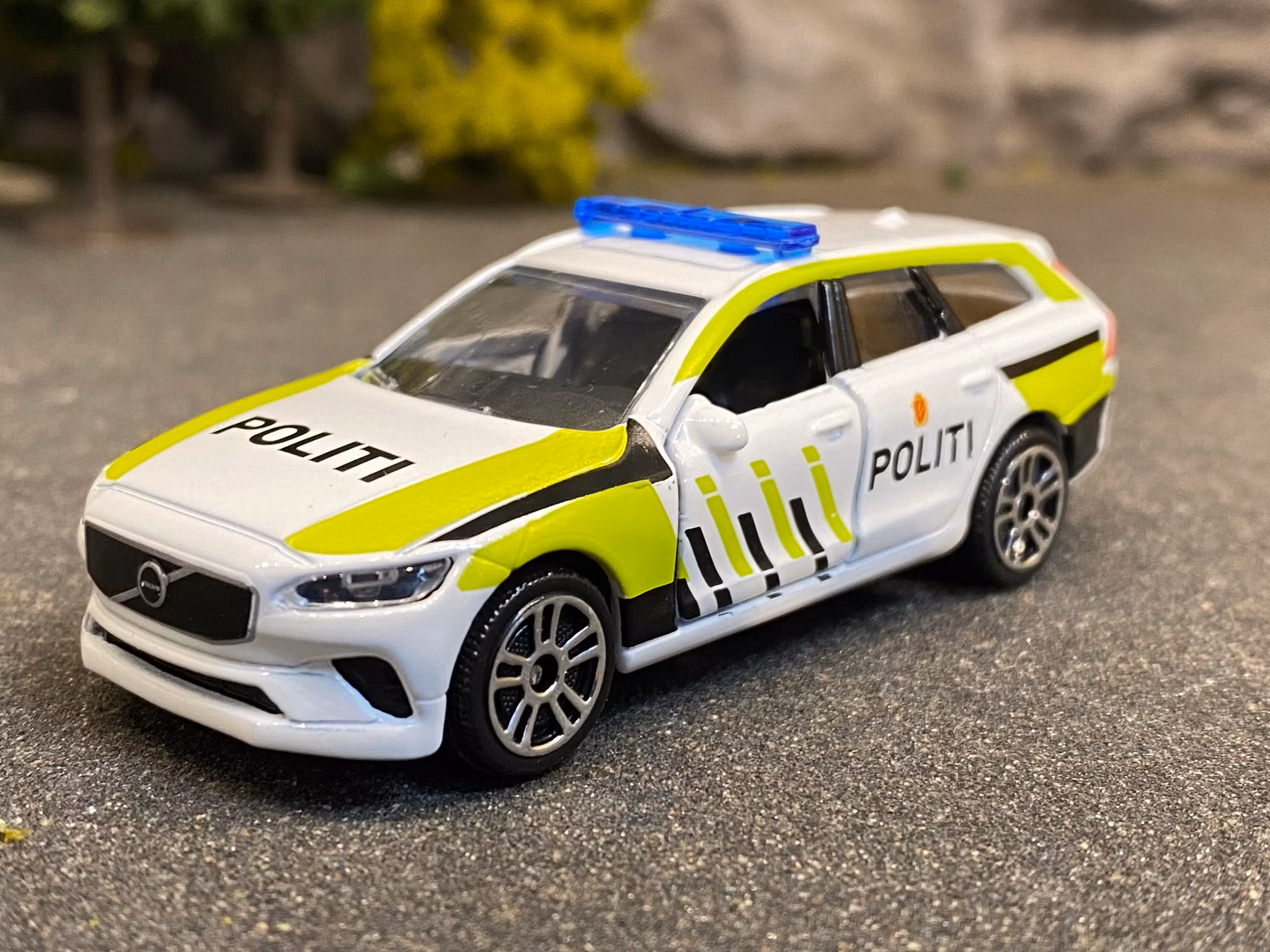 Skala 1/64 Volvo V90 Norsk Politi (Norwegian police car) fr Majorette