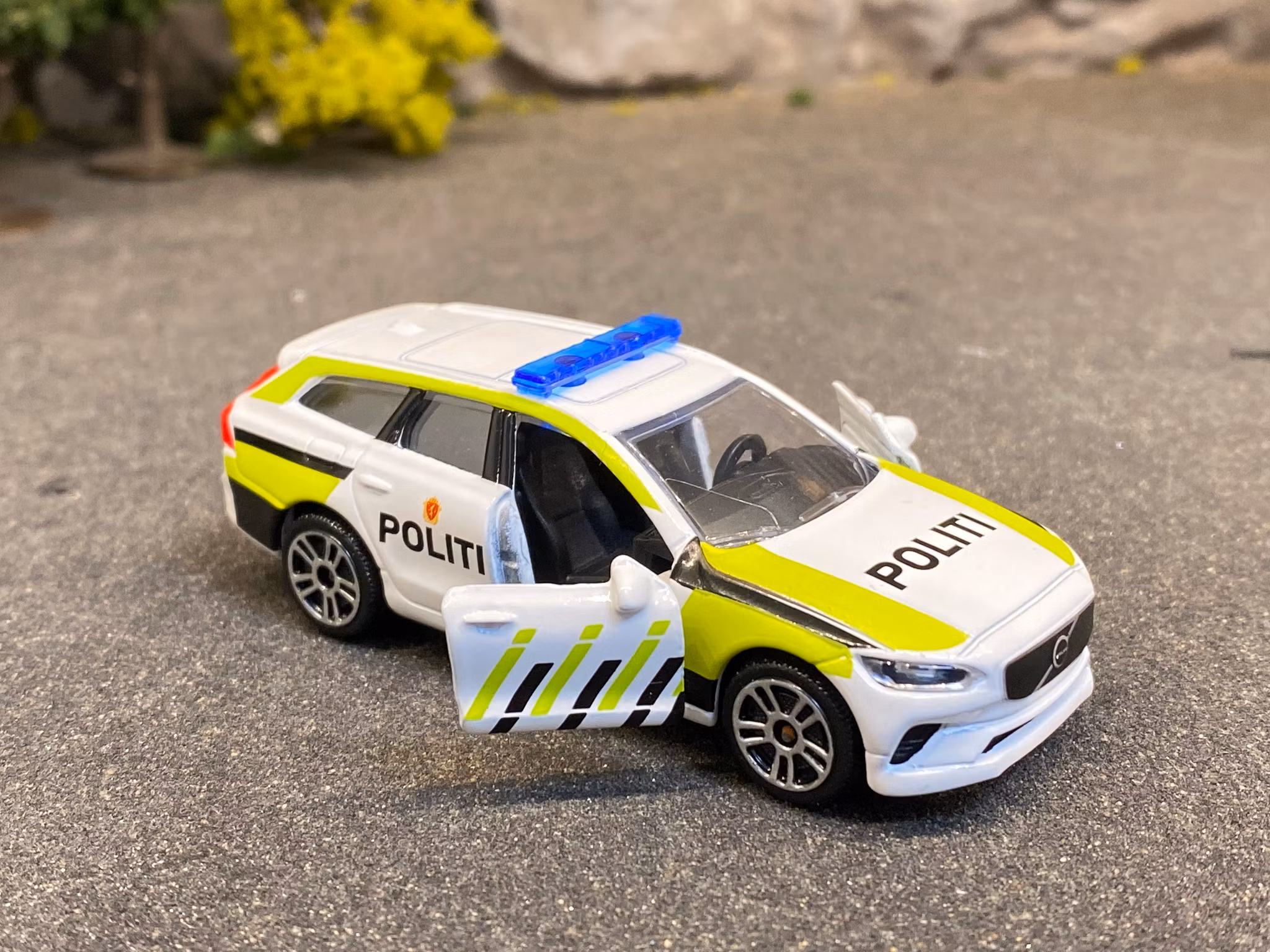 Skala 1/64 Volvo V90 Norsk Politi (Norwegian police car) fr Majorette