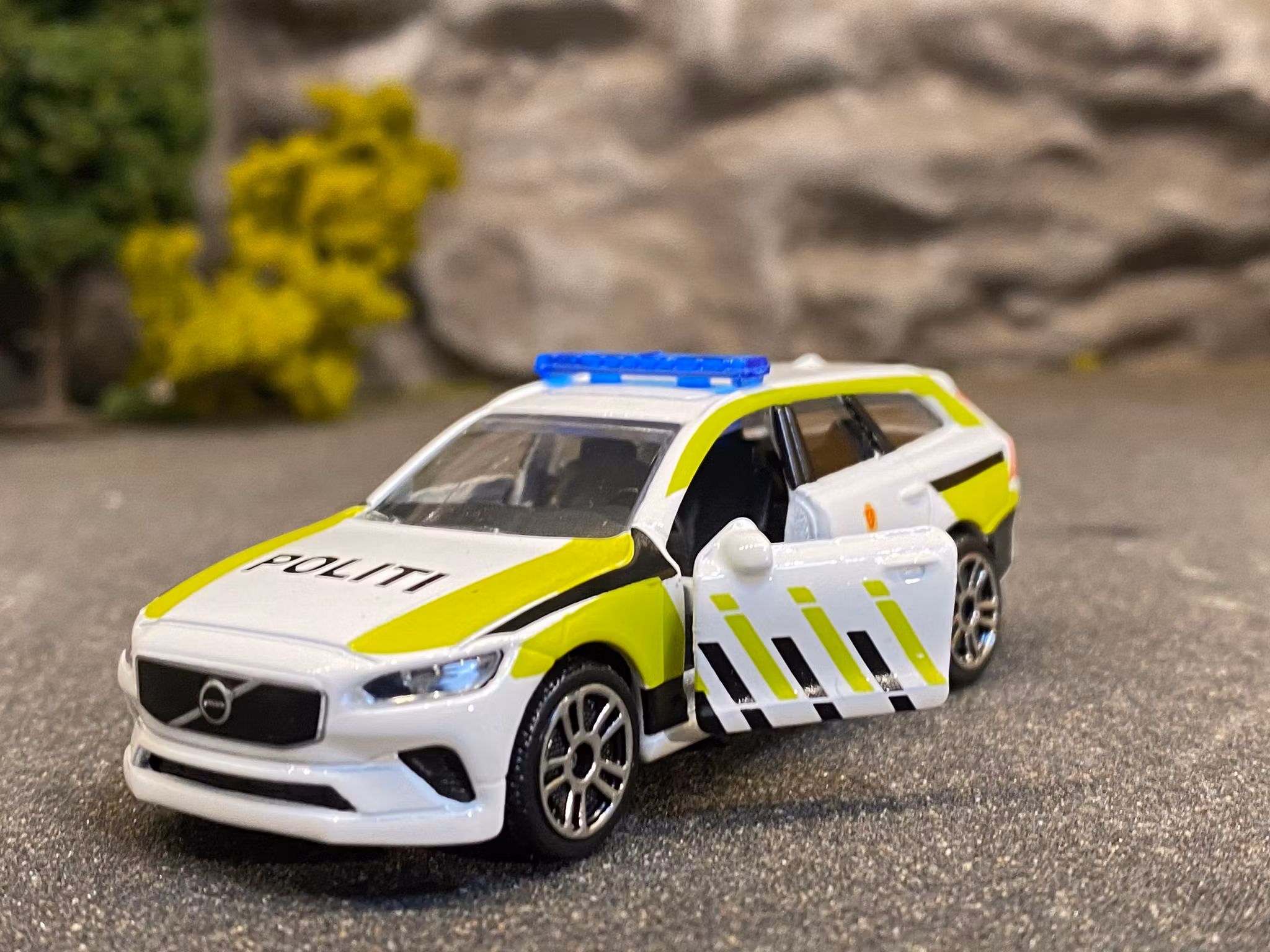 Skala 1/64 Volvo V90 Norsk Politi (Norwegian police car) fr Majorette