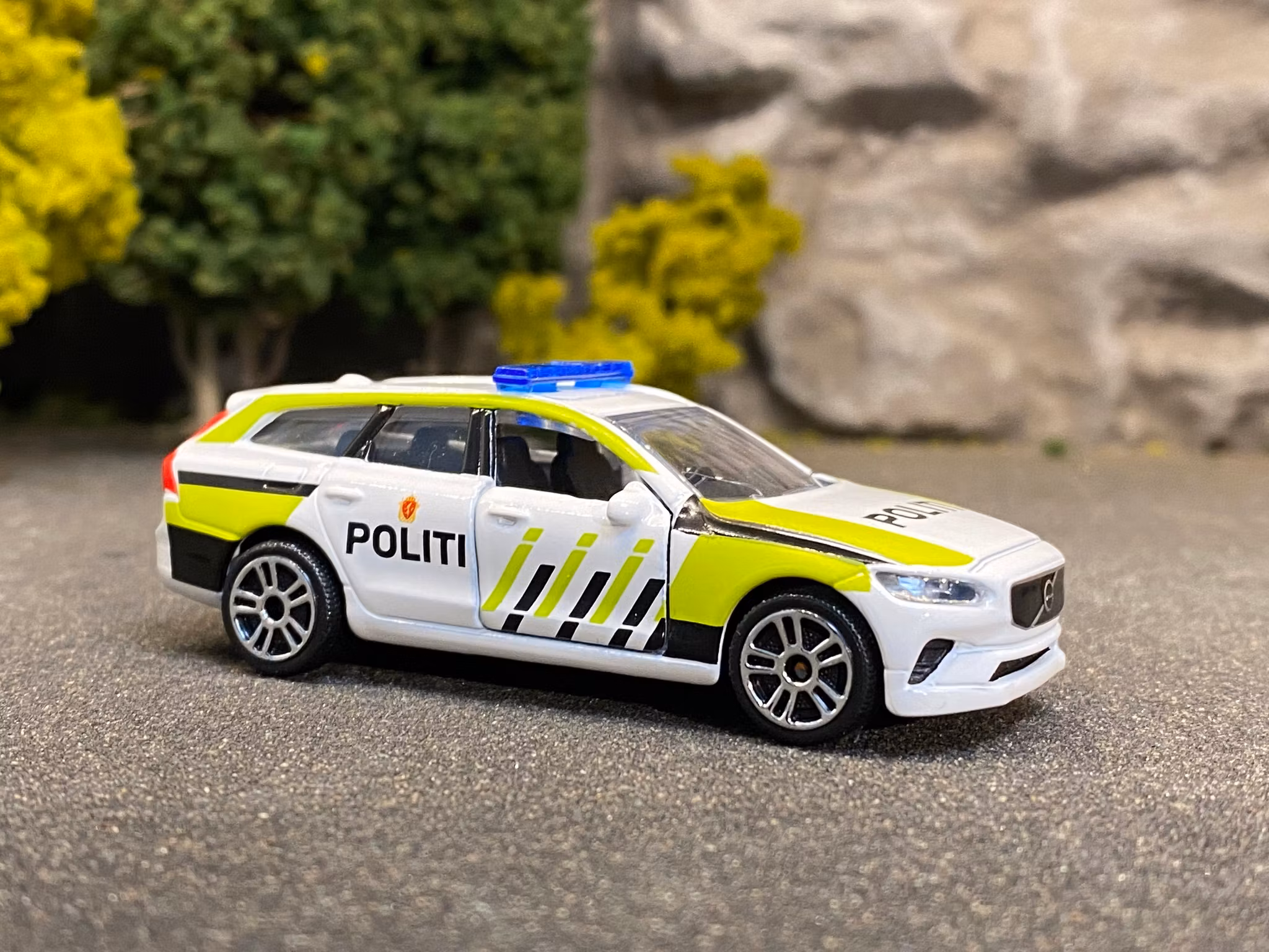 Skala 1/64 Volvo V90 Norsk Politi (Norwegian police car) fr Majorette