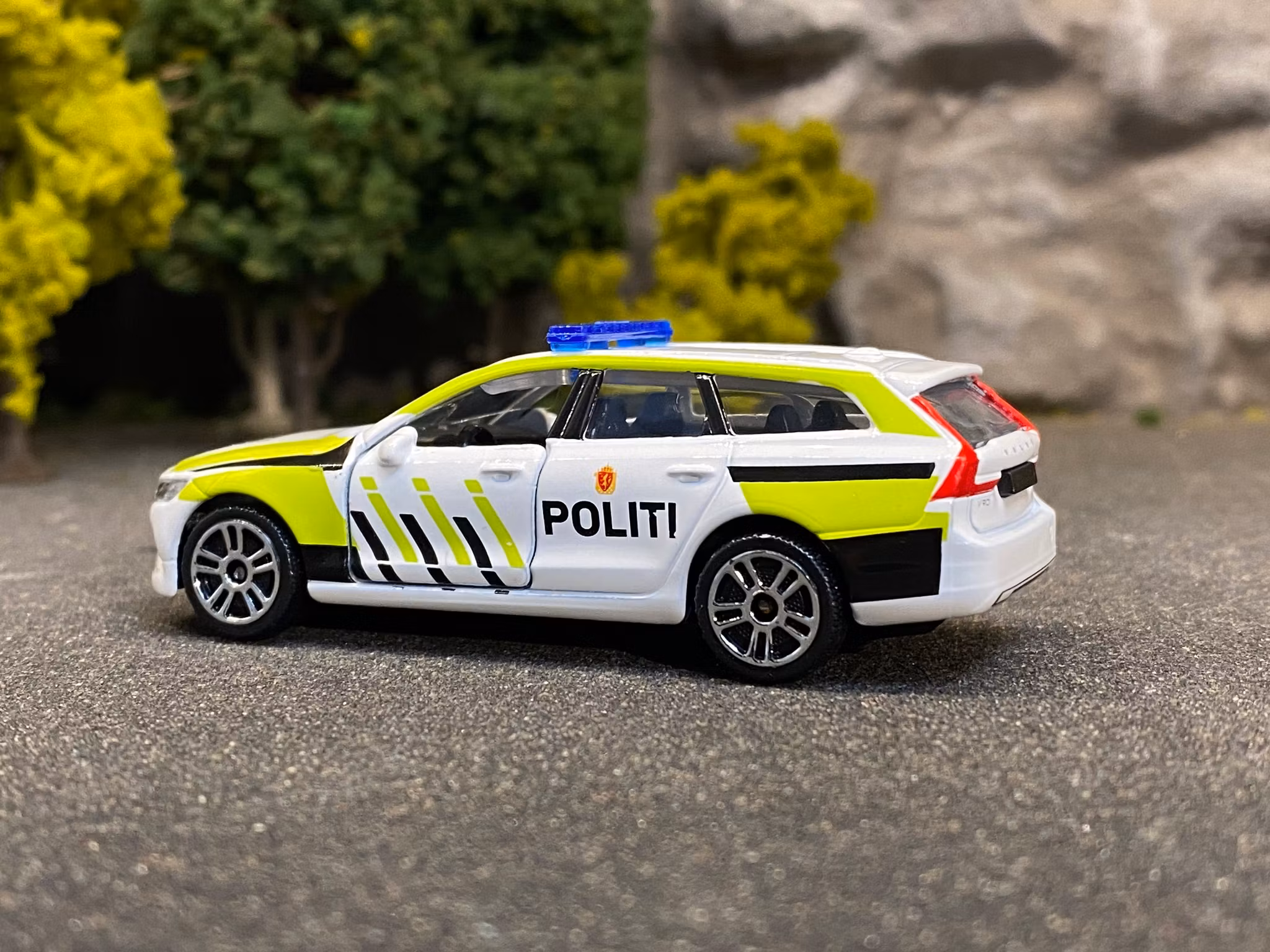 Skala 1/64 Volvo V90 Norsk Politi (Norwegian police car) fr Majorette