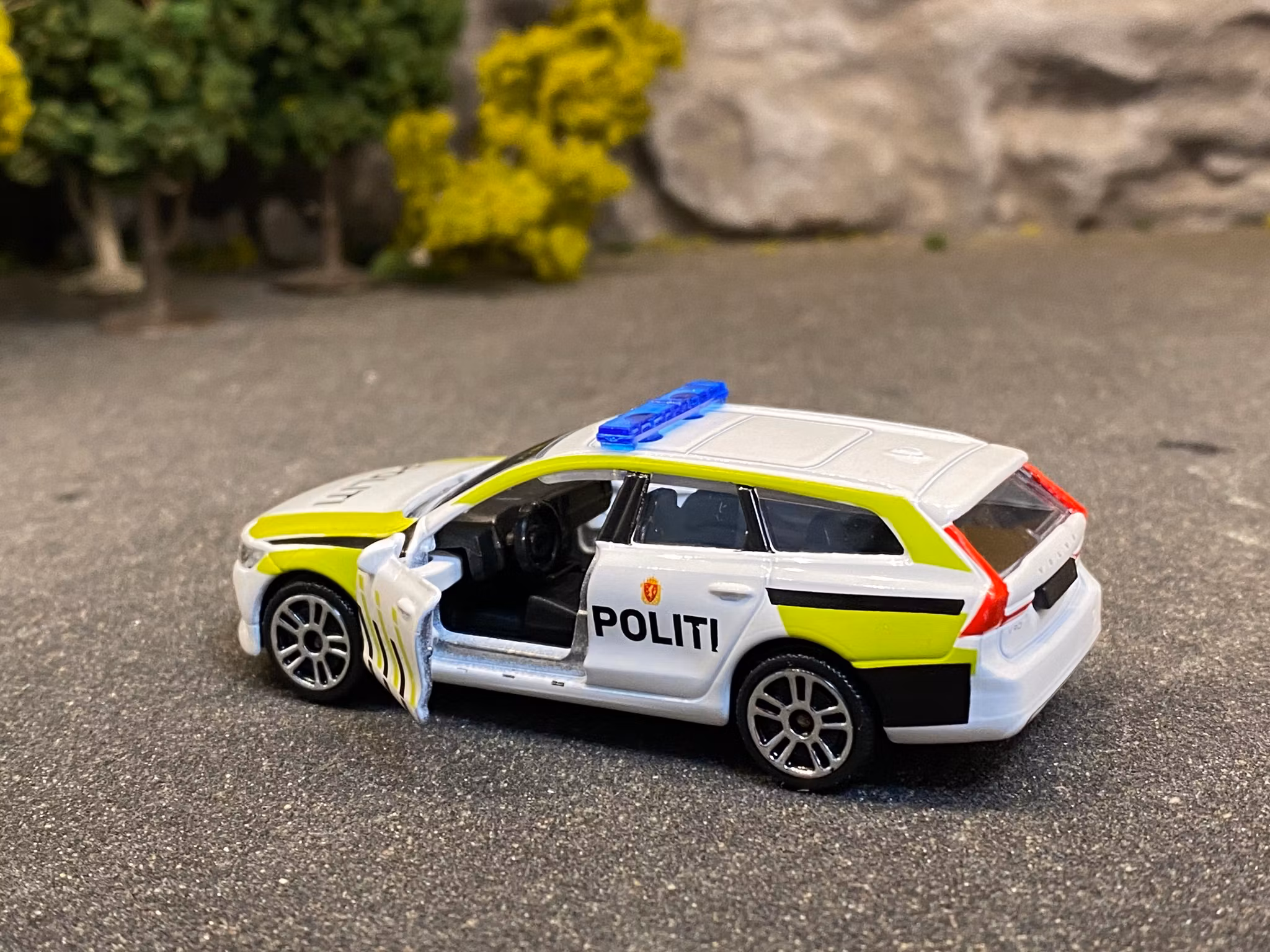 Skala 1/64 Volvo V90 Norsk Politi (Norwegian police car) fr Majorette