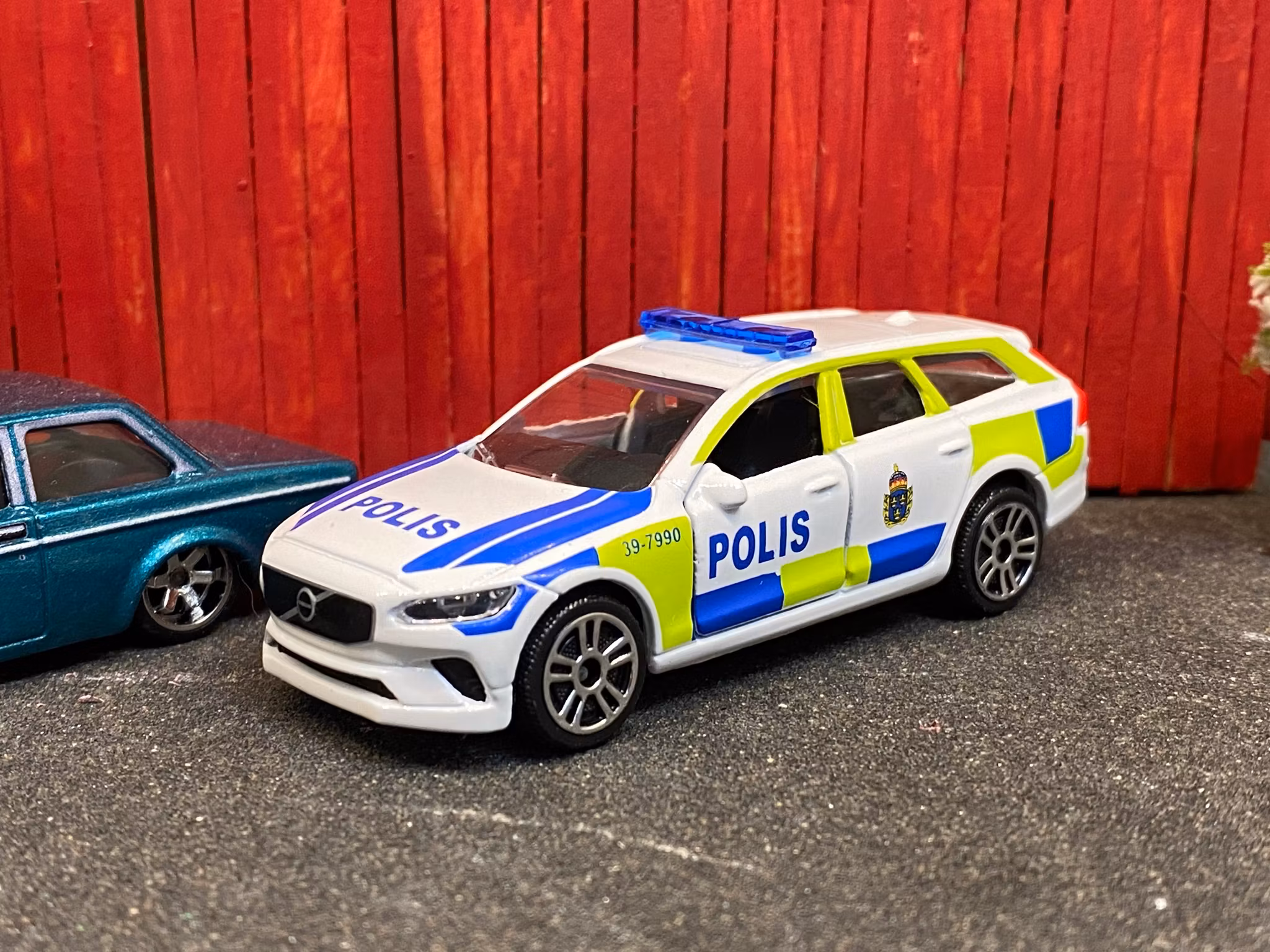 Skala 1/64 Volvo V90 Polis (Swedish police car) fr Majorette