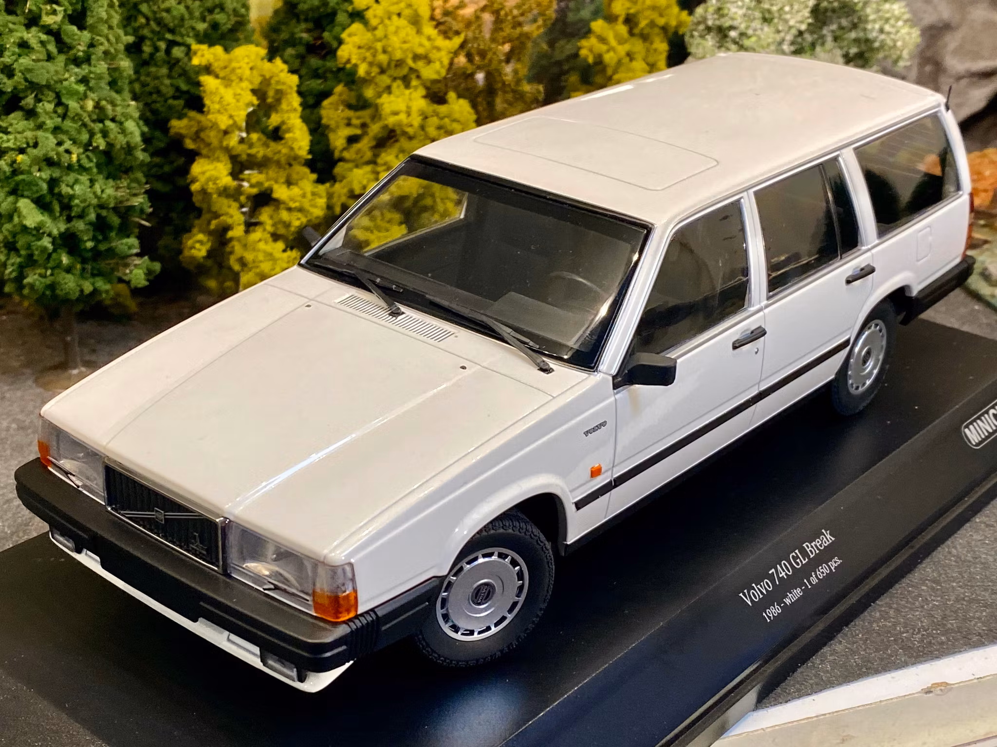 Skala 1/18 Volvo 740 GL Break (745) 86' White fr Minichamps Limited ed.