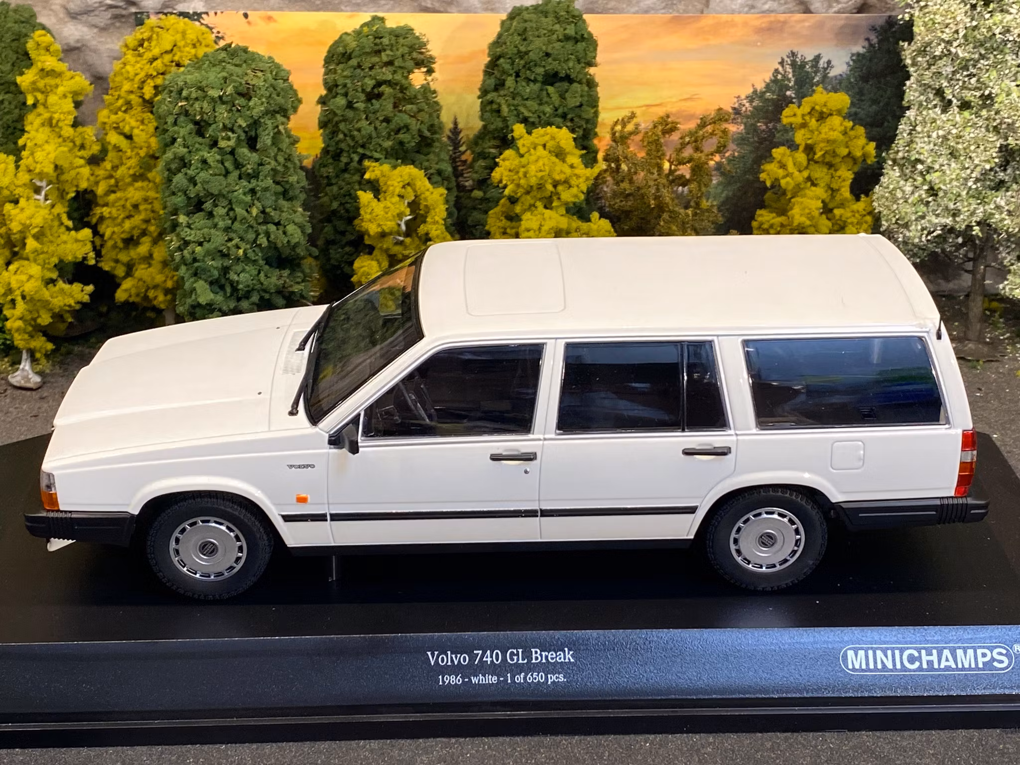 Skala 1/18 Volvo 740 GL Break (745) 86' White fr Minichamps Limited ed.