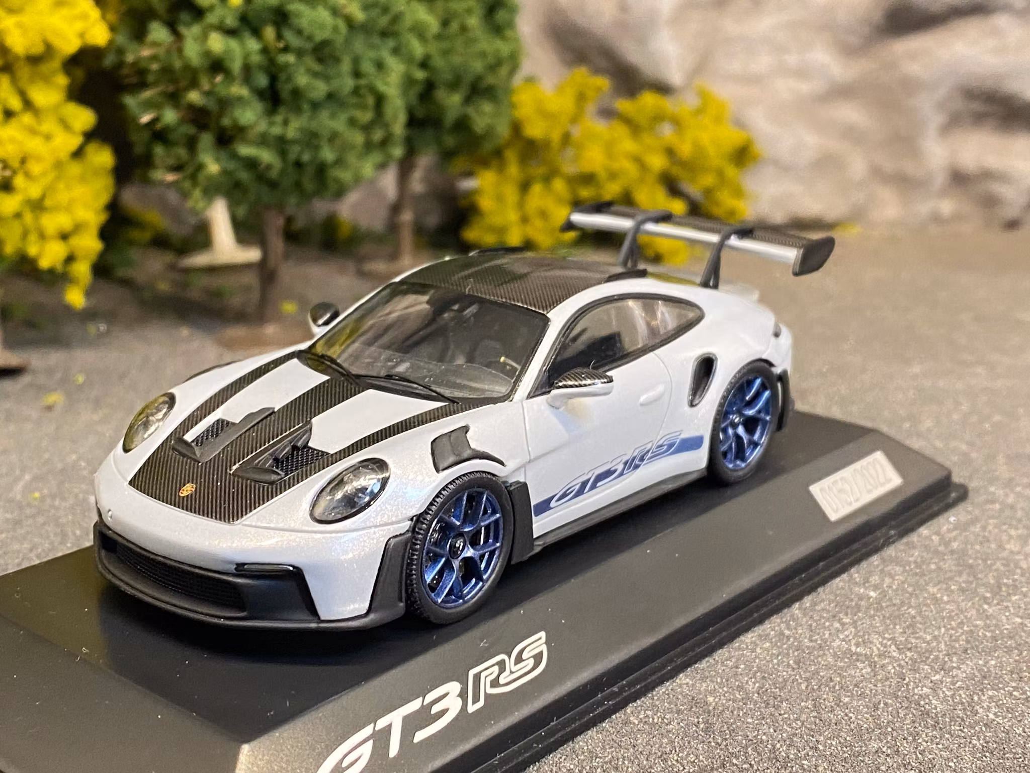 Skala 1/43 PORSCHE 911(992) GT3 RS, Ice grey fr SPARK Nr 152 of 2022