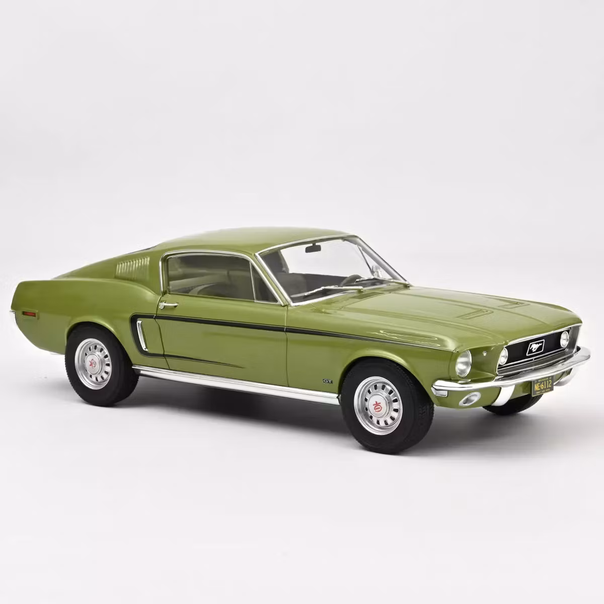 Skala 1/12 Ford Mustang Fastback GT 1968 Light Green Metallic fr Norev (122704)