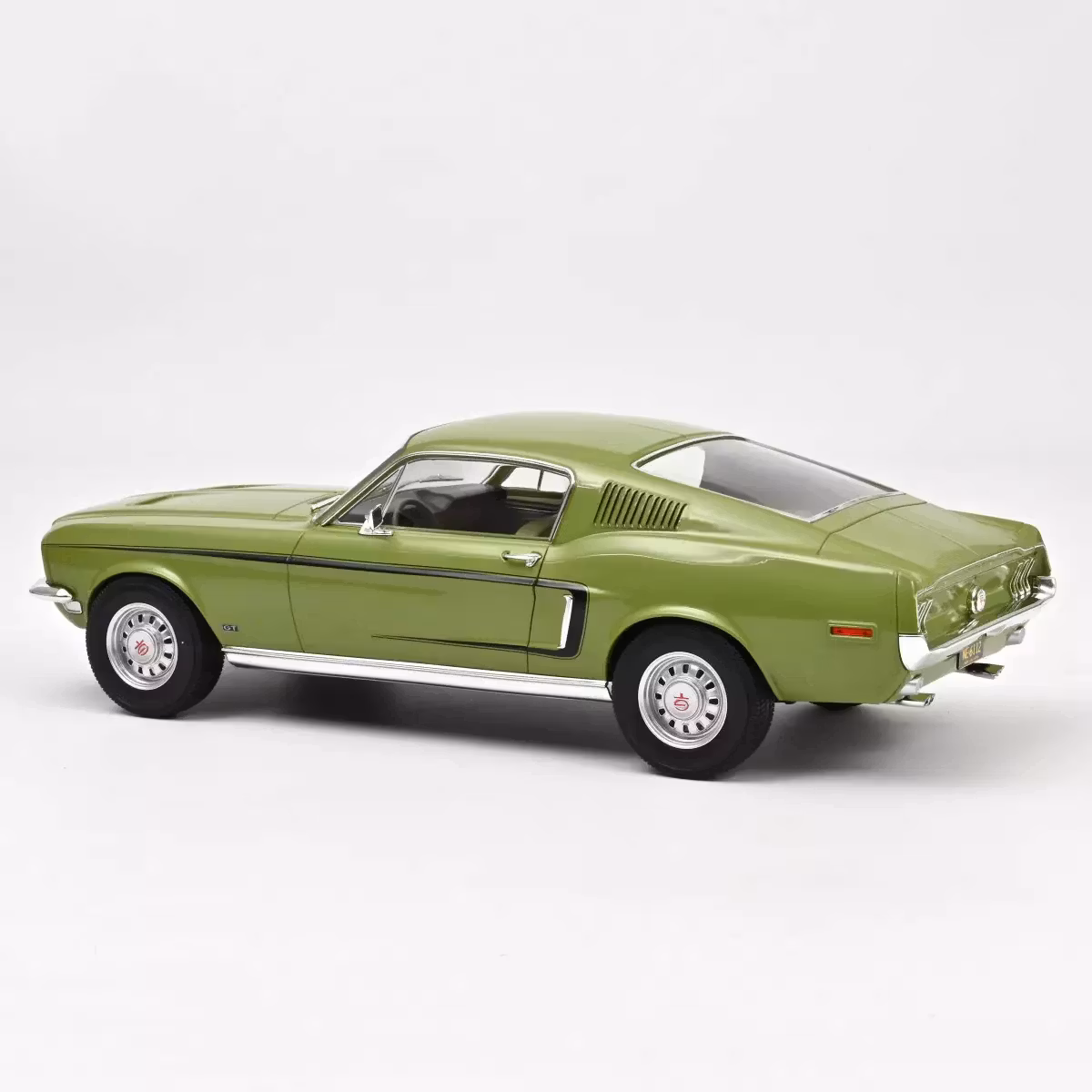 Skala 1/12 Ford Mustang Fastback GT 1968 Light Green Metallic fr Norev (122704)
