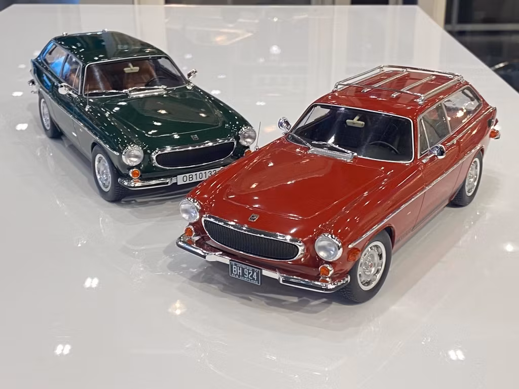 Skala 1/18 Volvo 1800 ES (US version) 1972 Red with lower side stripes fr Norev