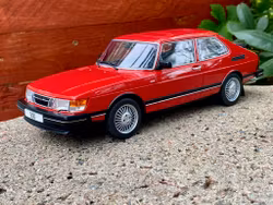 Skala 1/18 SAAB 900 GL, Red, fr MCG Model Car Group