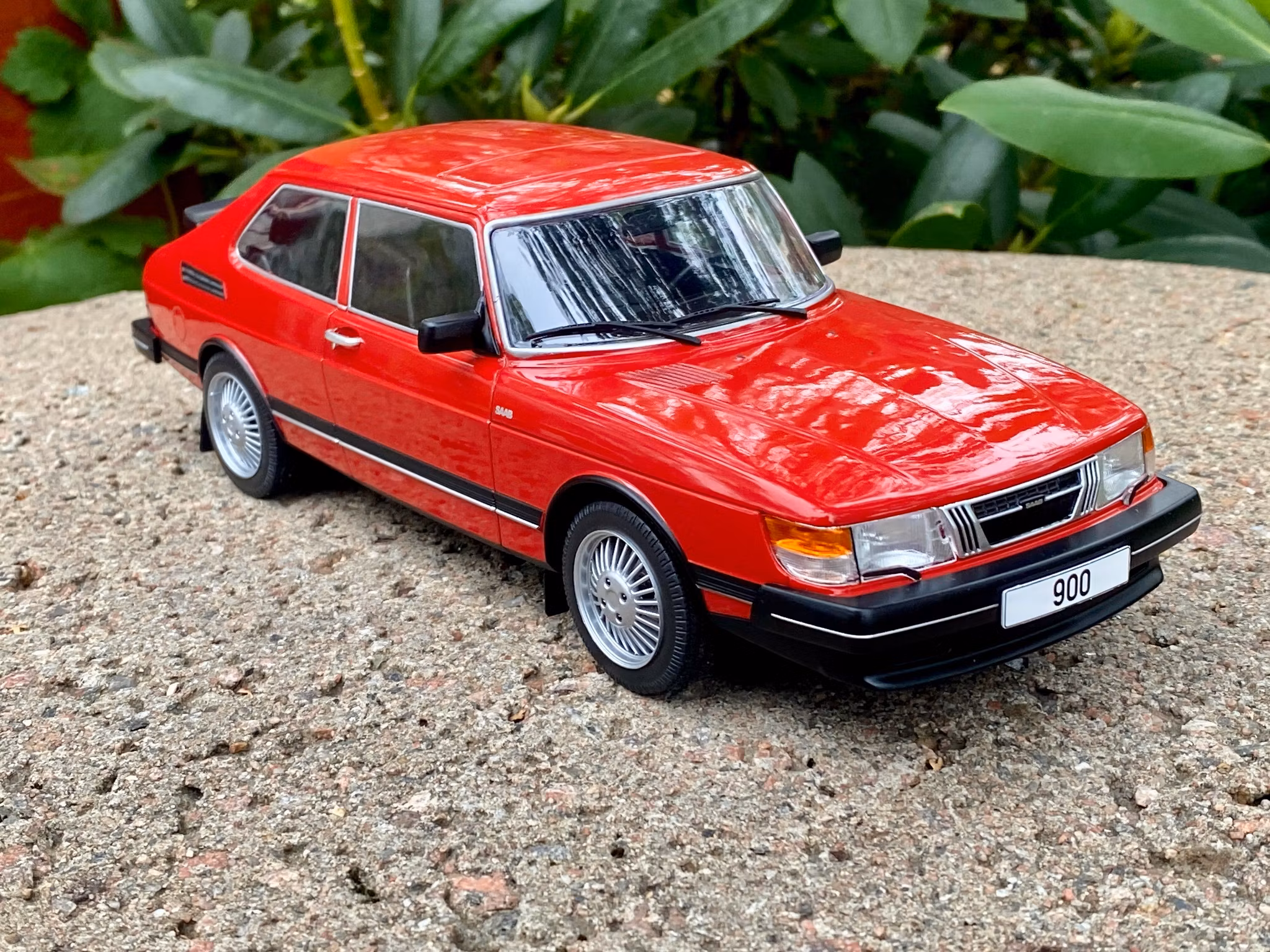 Skala 1/18 SAAB 900 GL, Red, fr MCG Model Car Group
