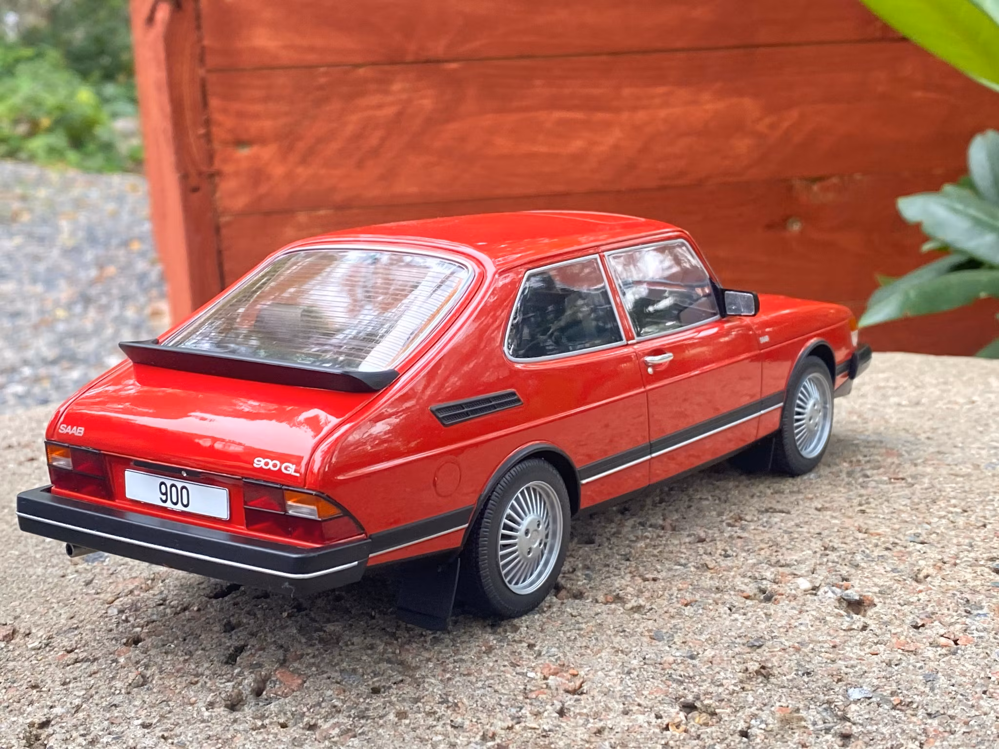 Skala 1/18 SAAB 900 GL, Red, fr MCG Model Car Group