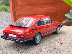 Skala 1/18 SAAB 900 GL, Red, fr MCG Model Car Group