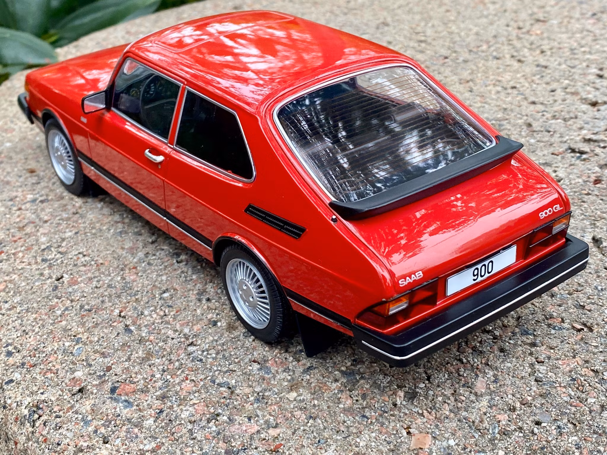 Skala 1/18 SAAB 900 GL, Red, fr MCG Model Car Group