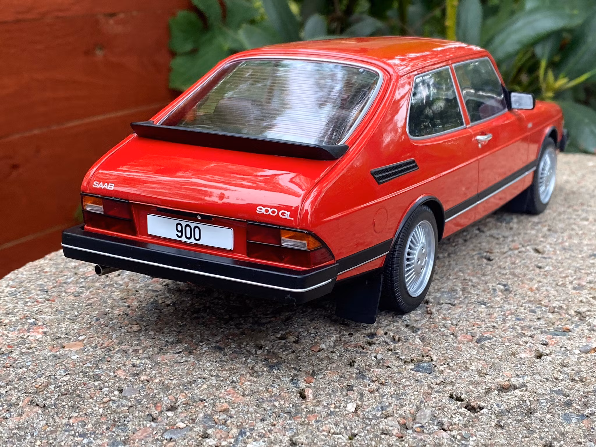 Skala 1/18 SAAB 900 GL, Red, fr MCG Model Car Group