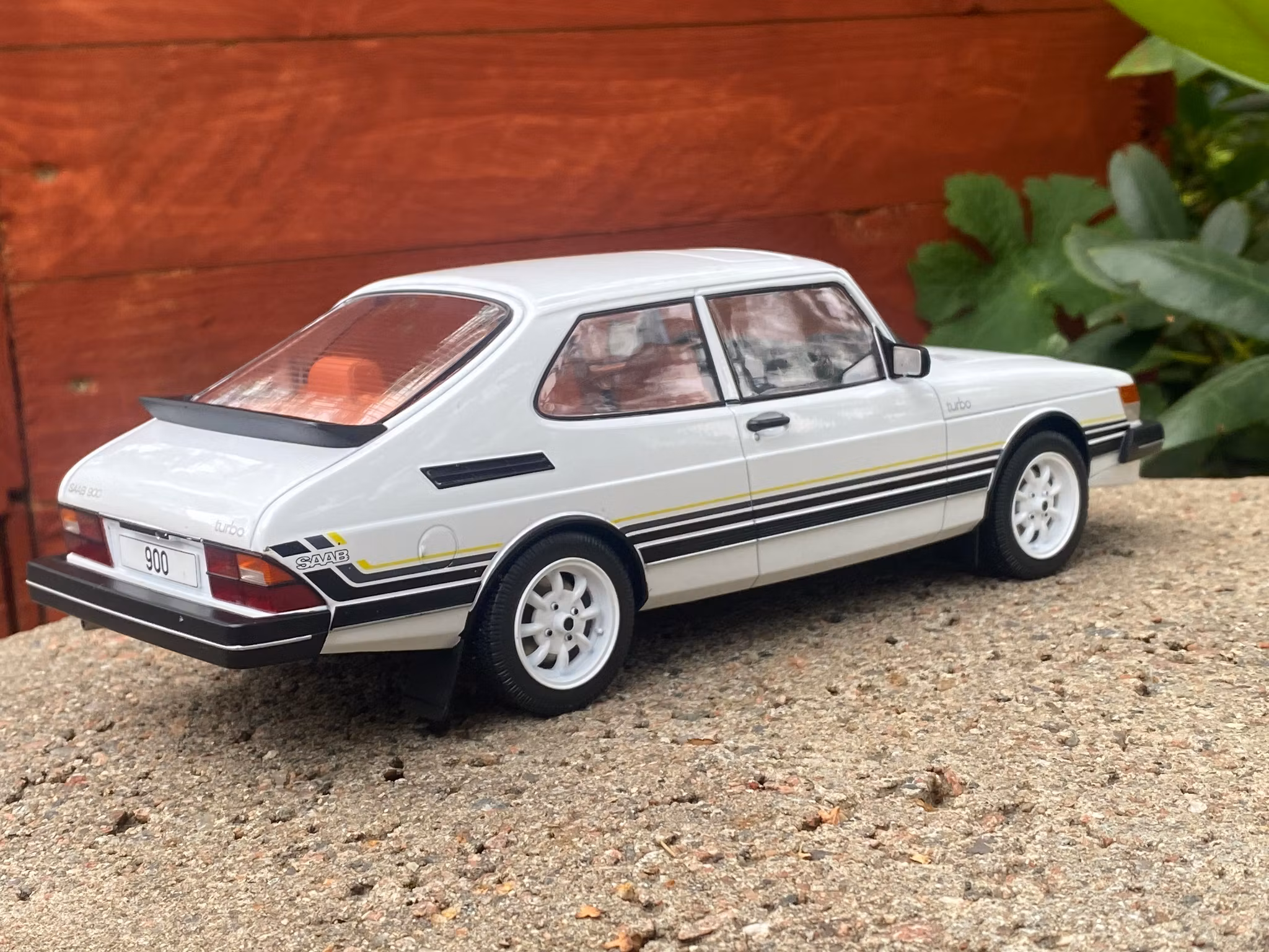 Skala 1/18 SAAB 900 Turbo, White with stripes, fr MCG Model Car Group