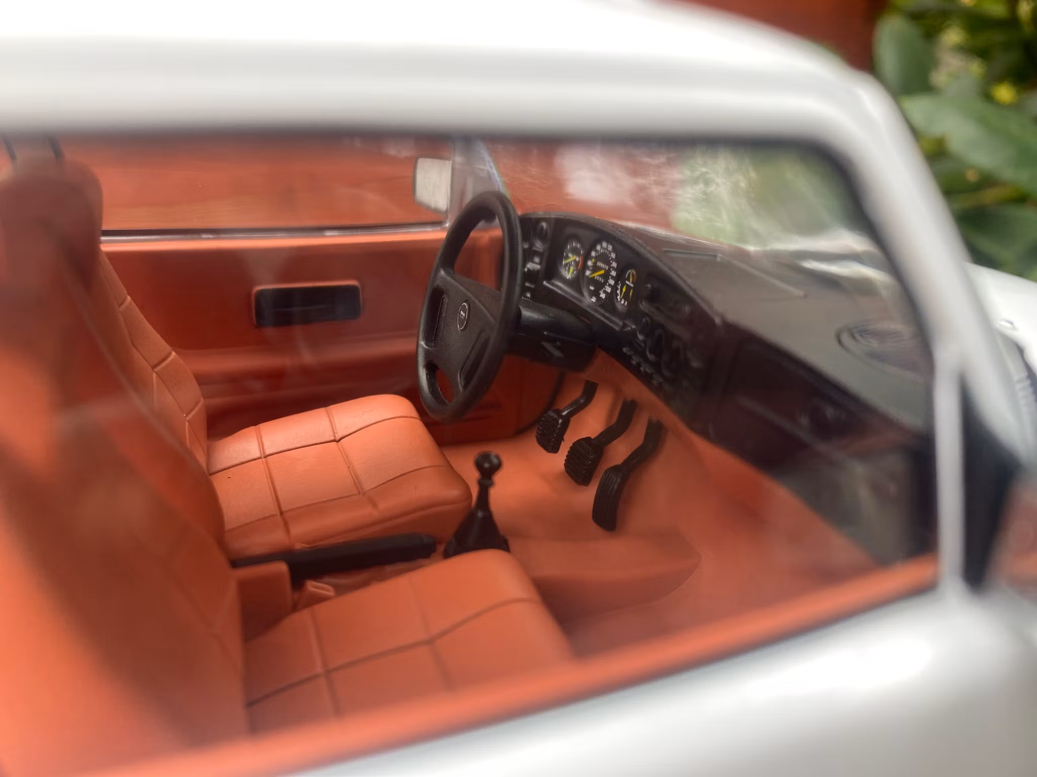 Skala 1/18 SAAB 900 Turbo, White with stripes, fr MCG Model Car Group