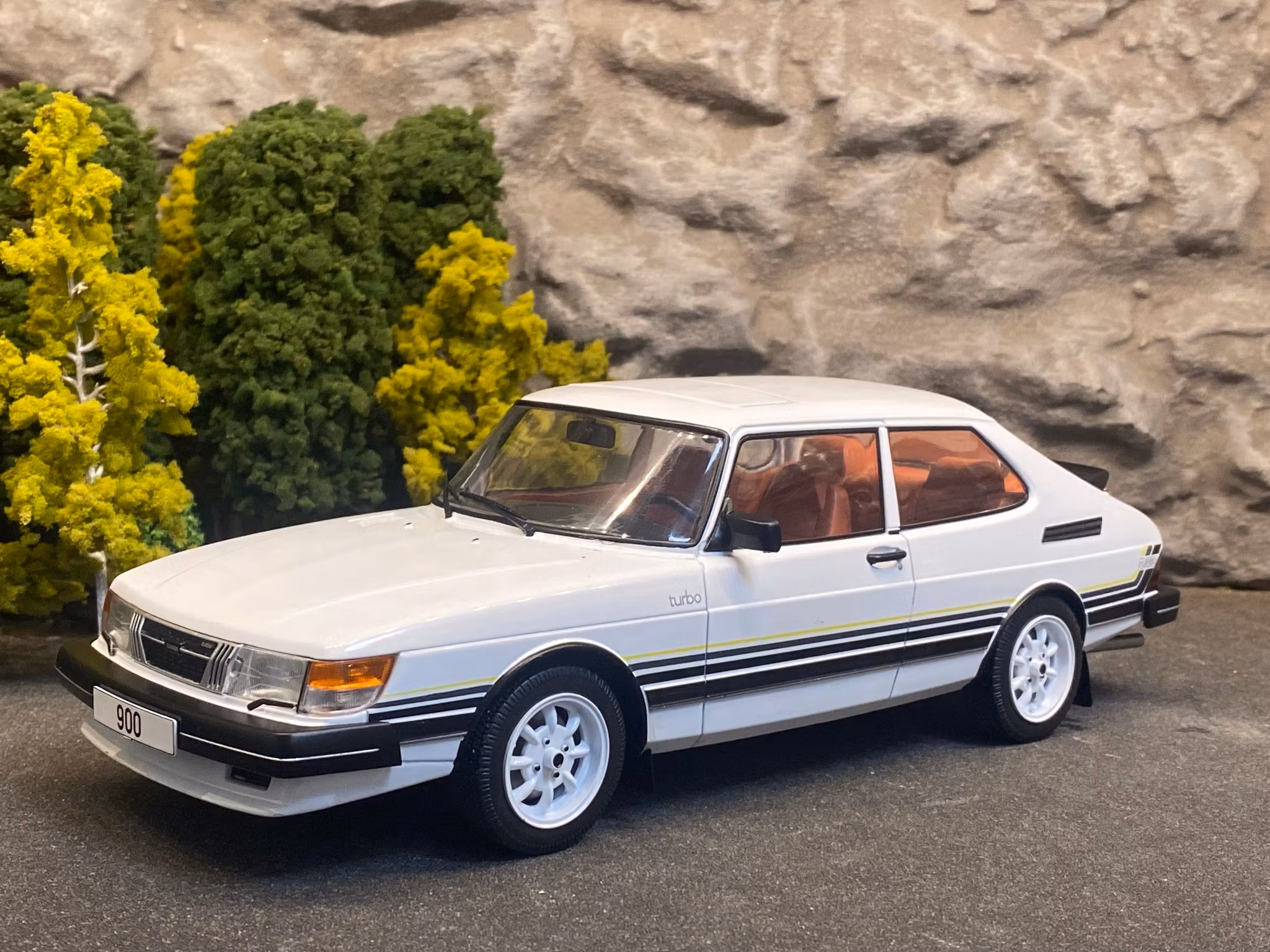 Skala 1/18 SAAB 900 Turbo, White with stripes, fr MCG Model Car Group