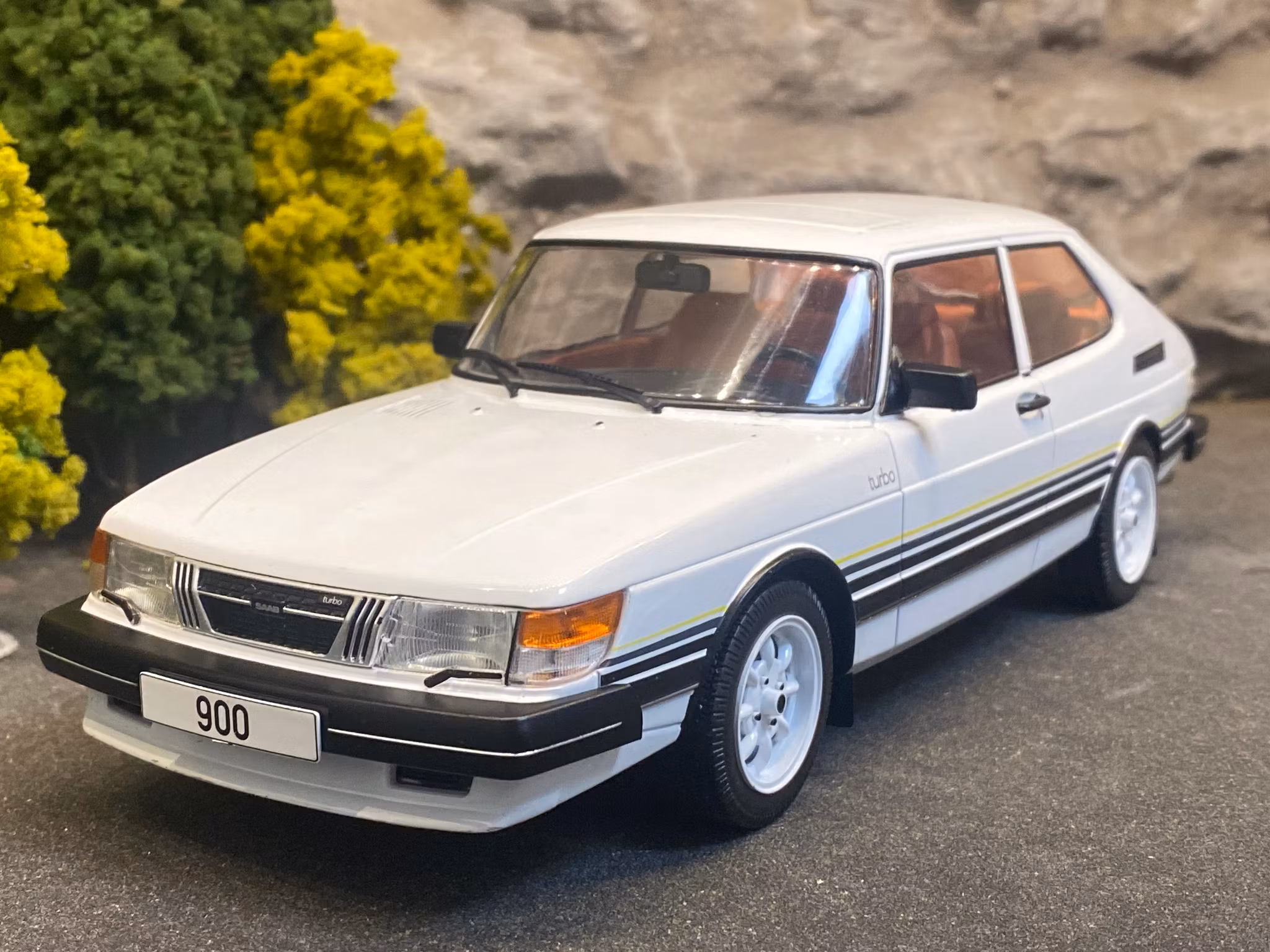 Skala 1/18 SAAB 900 Turbo, White with stripes, fr MCG Model Car Group