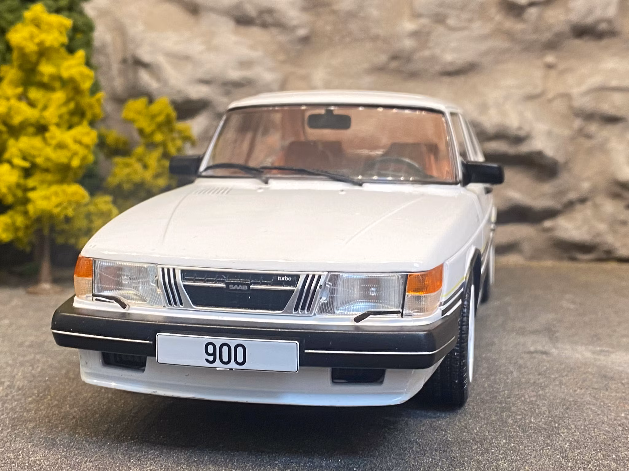 Skala 1/18 SAAB 900 Turbo, White with stripes, fr MCG Model Car Group