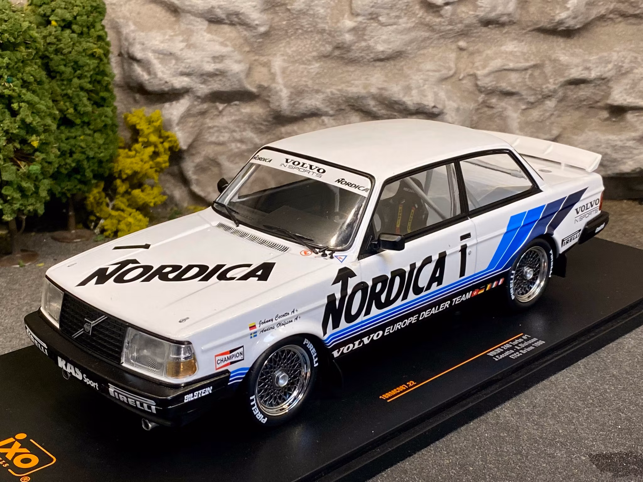 Skala 1/18 VOLVO 240 Turbo #1 Nordica ETCC, A Olofsson fr IXO Models