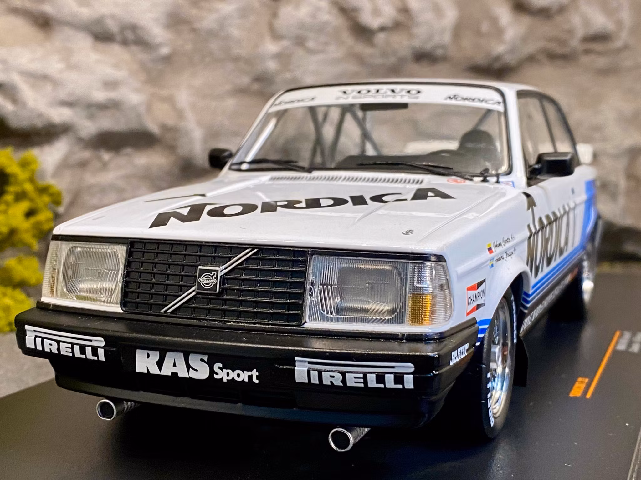 Skala 1/18 VOLVO 240 Turbo #1 Nordica ETCC, A Olofsson fr IXO Models
