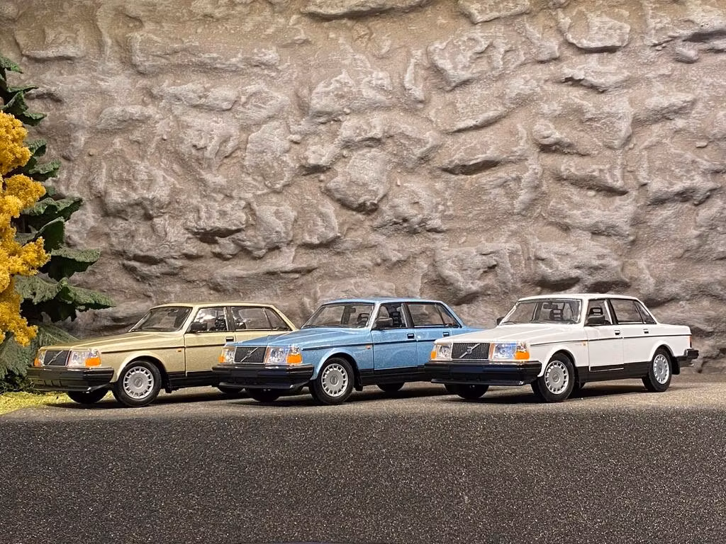 Skala 1/24 Volvo 240 GL, Blue, fr Nex models / Welly