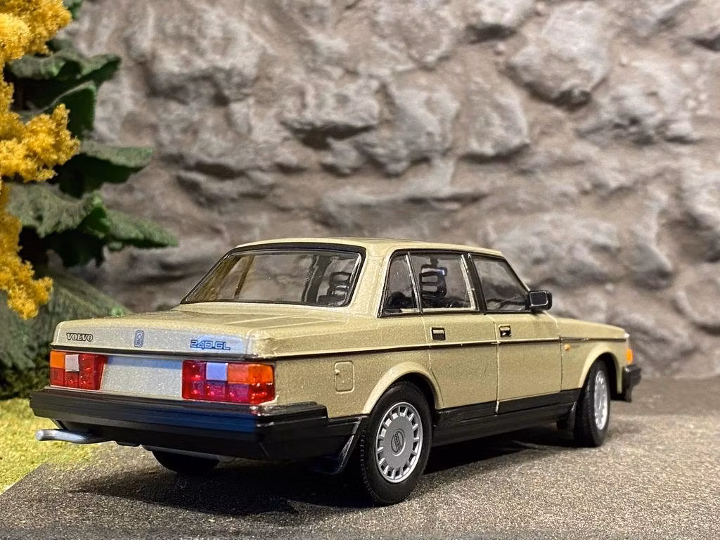 Skala 1/24 Volvo 240 GL, Gold fr Nex models / Welly