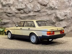 Skala 1/24 Volvo 240 GL, Gold fr Nex models / Welly