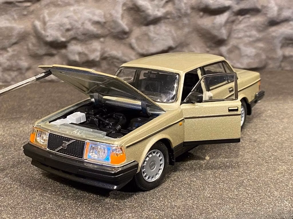 Skala 1/24 Volvo 240 GL, Gold fr Nex models / Welly