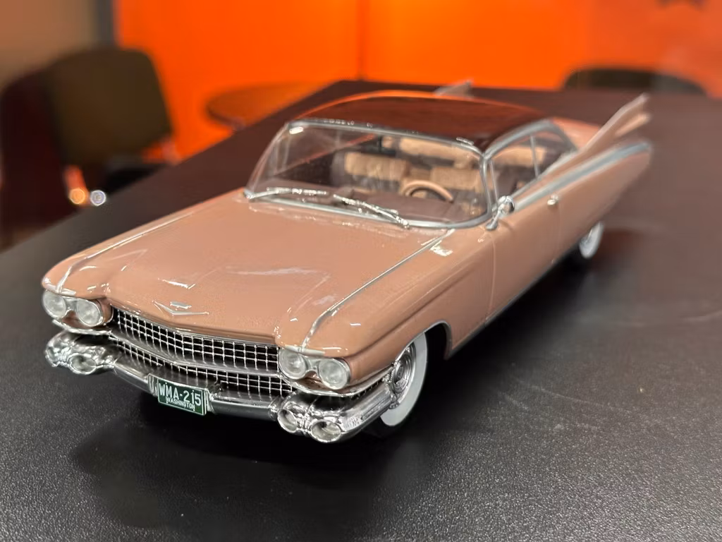 Skala 1/24 Cadillac Eldorado Seville 1959, Dark pink fr WhiteBox