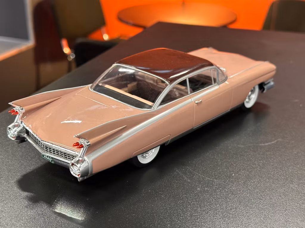 Skala 1/24 Cadillac Eldorado Seville 1959, Dark pink fr WhiteBox