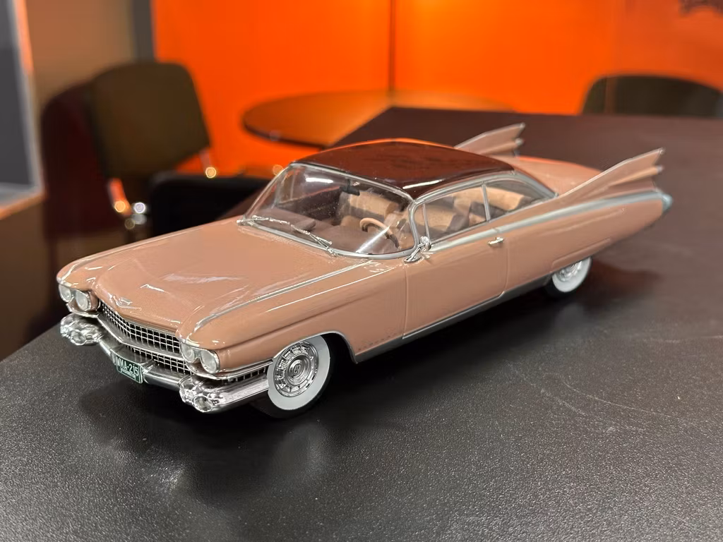 Skala 1/24 Cadillac Eldorado Seville 1959, Dark pink fr WhiteBox