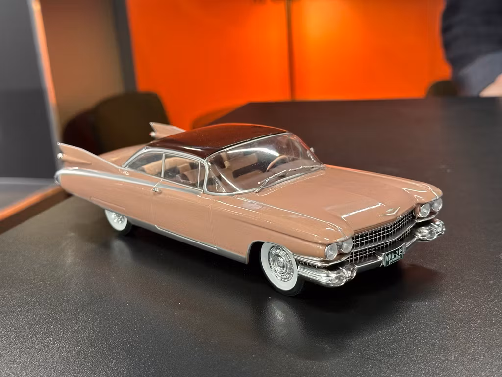 Skala 1/24 Cadillac Eldorado Seville 1959, Dark pink fr WhiteBox