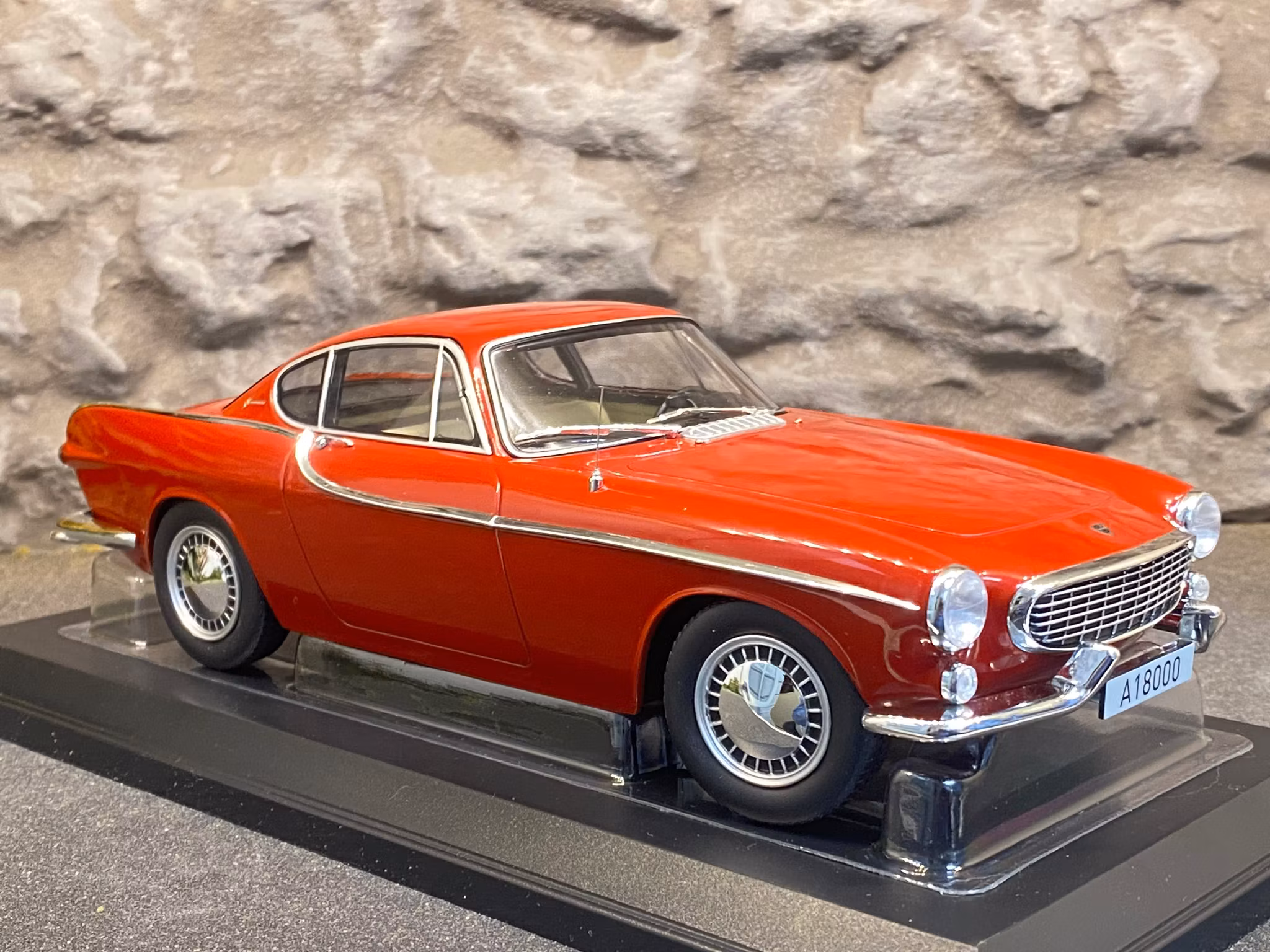Skala 1/18 Volvo P1800 1961, Red fr Norev