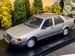 Skala 1/18 SAAB 9000 CD Turbo, Silver metallic fr Triple9 Collection