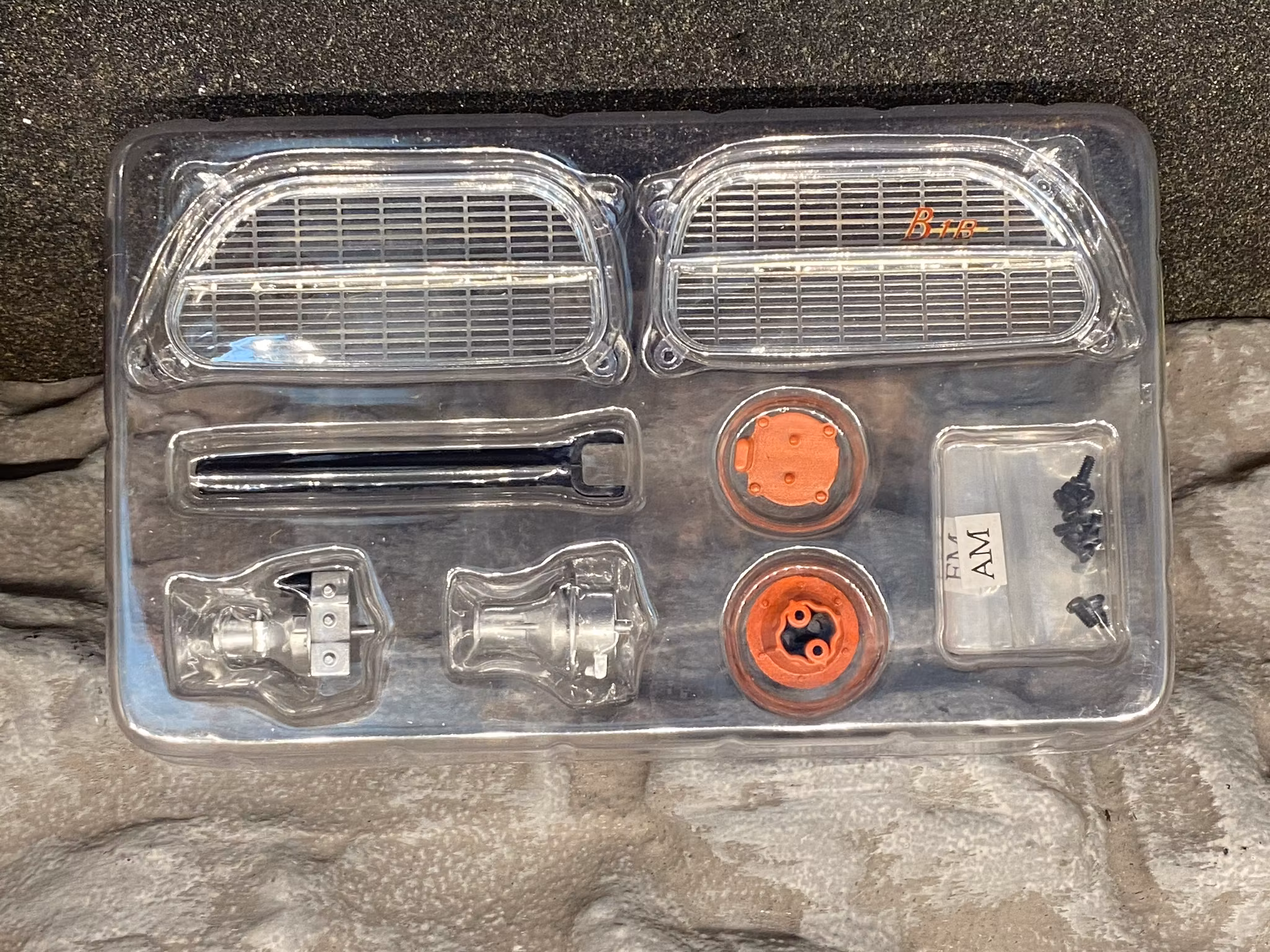 Beställ hem/Pre-order: Skala 1/8 Volvo 122S Amazon in metal, w light, etc. fr Ixo Collections - Diamant8