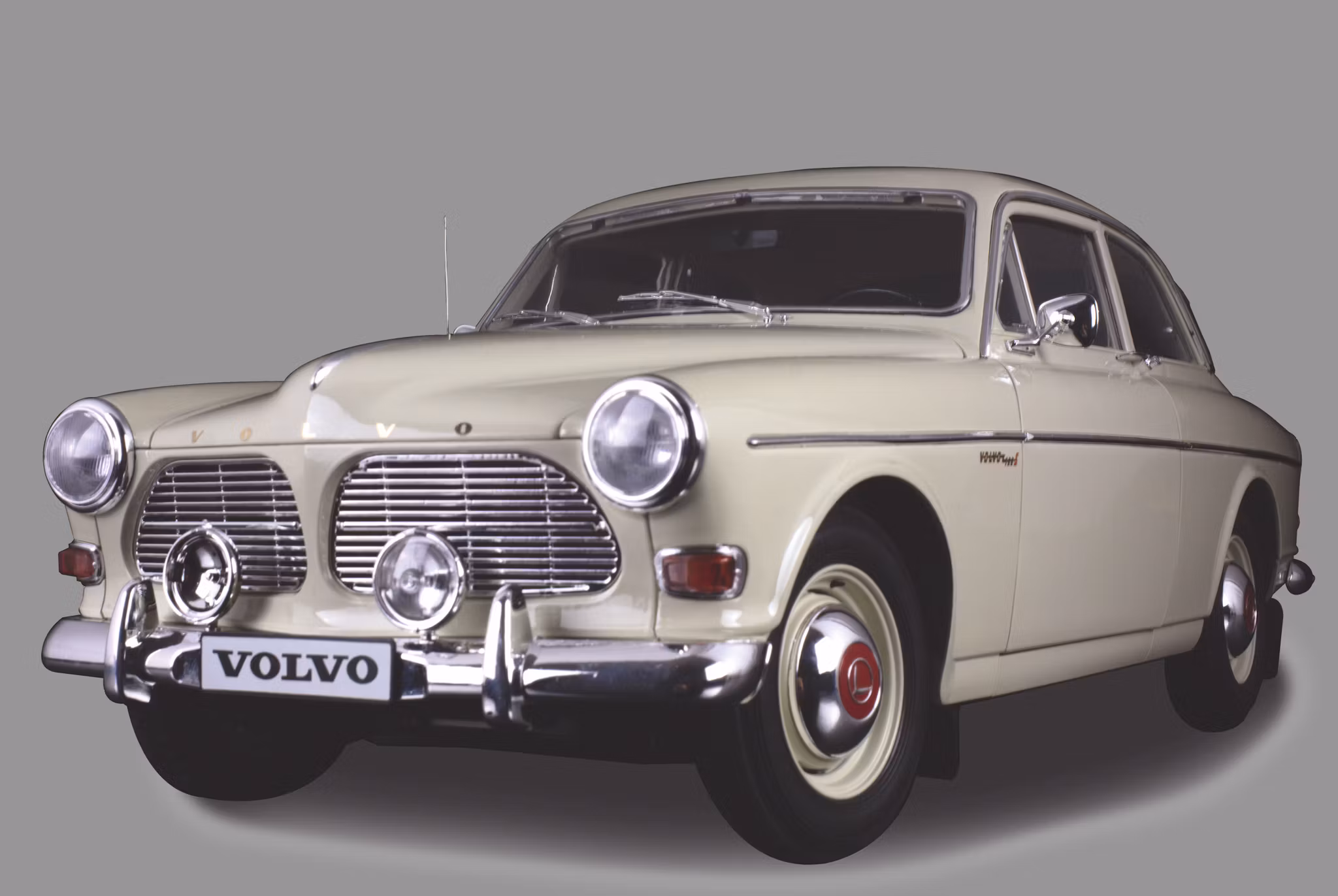 Beställ hem/Pre-order: Skala 1/8 Volvo 122S Amazon in metal, w light, etc. fr Ixo Collections - Diamant8