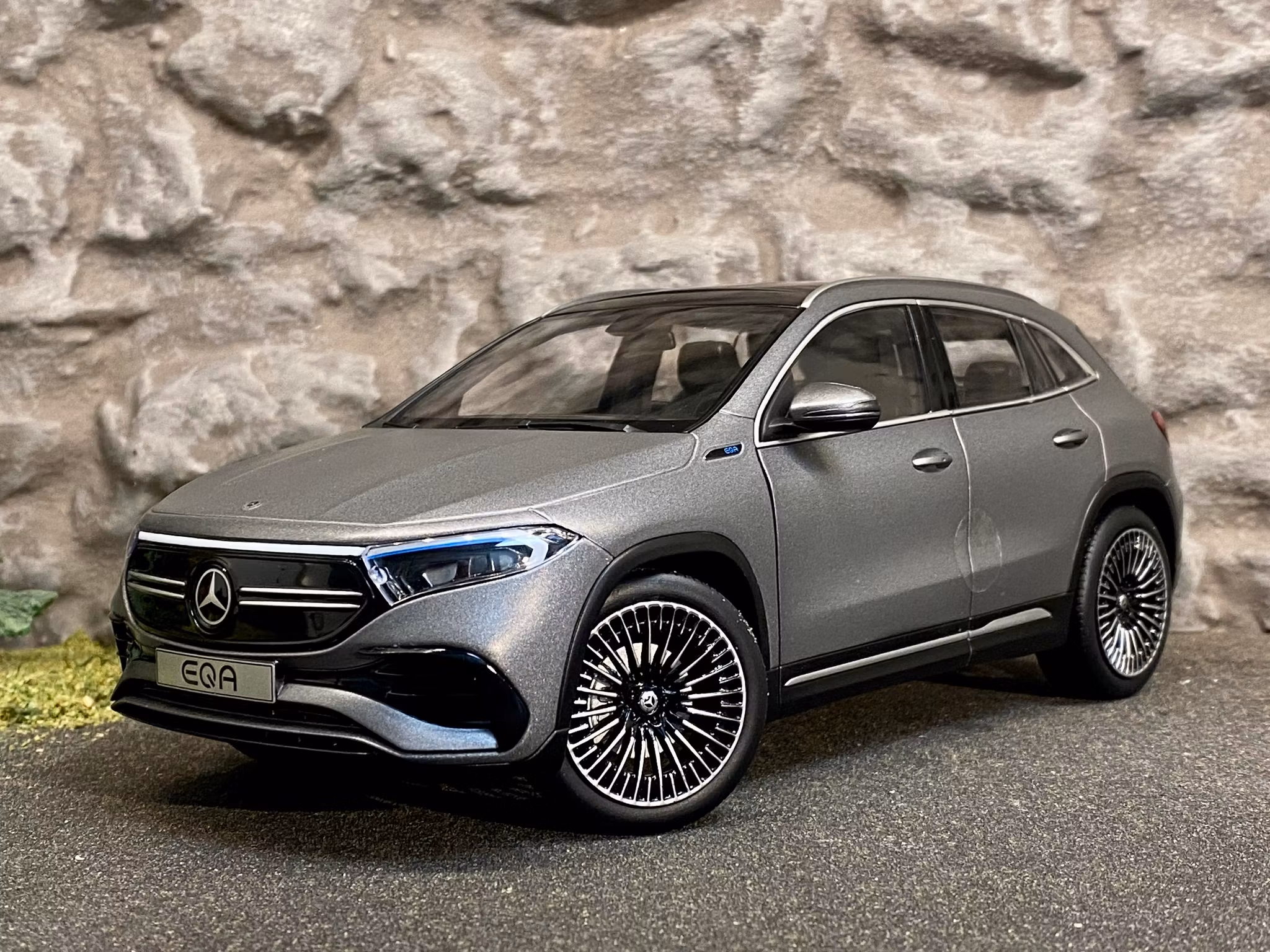 Skala 1/18 Mercedes-Benz EQA (H243) Matte Grey metallic fr NZG