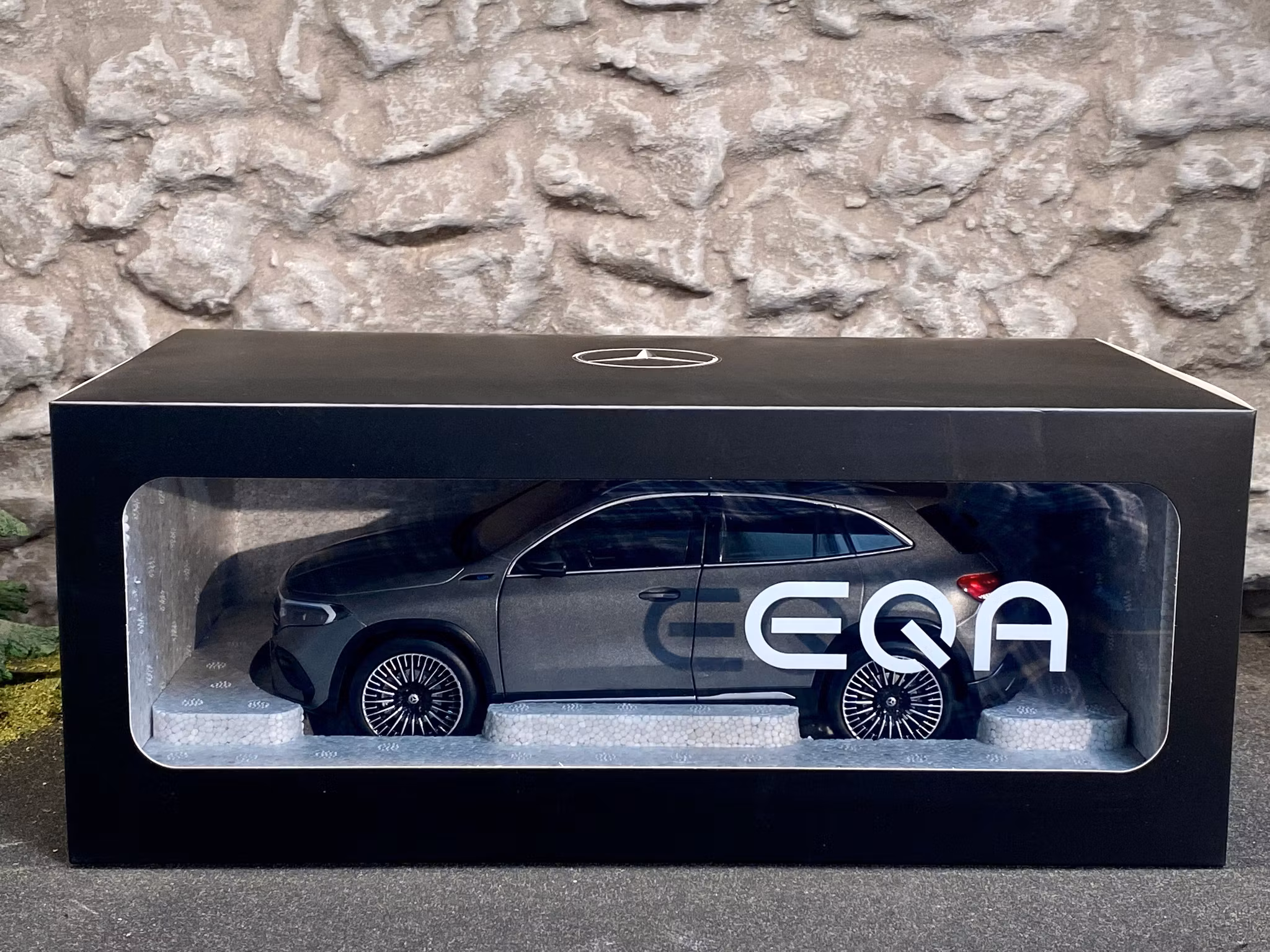 Skala 1/18 Mercedes-Benz EQA (H243) Matte Grey metallic fr NZG