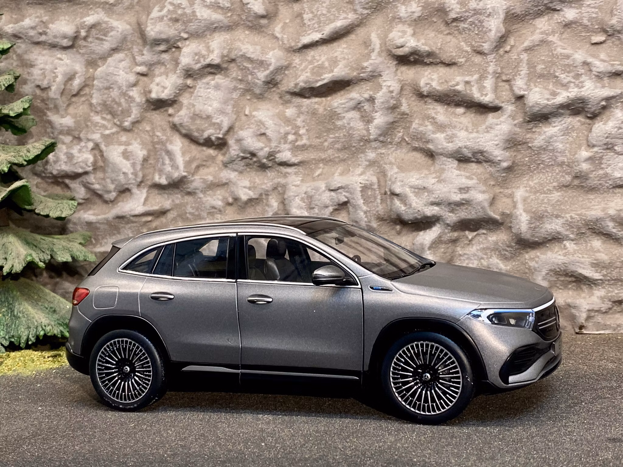 Skala 1/18 Mercedes-Benz EQA (H243) Matte Grey metallic fr NZG