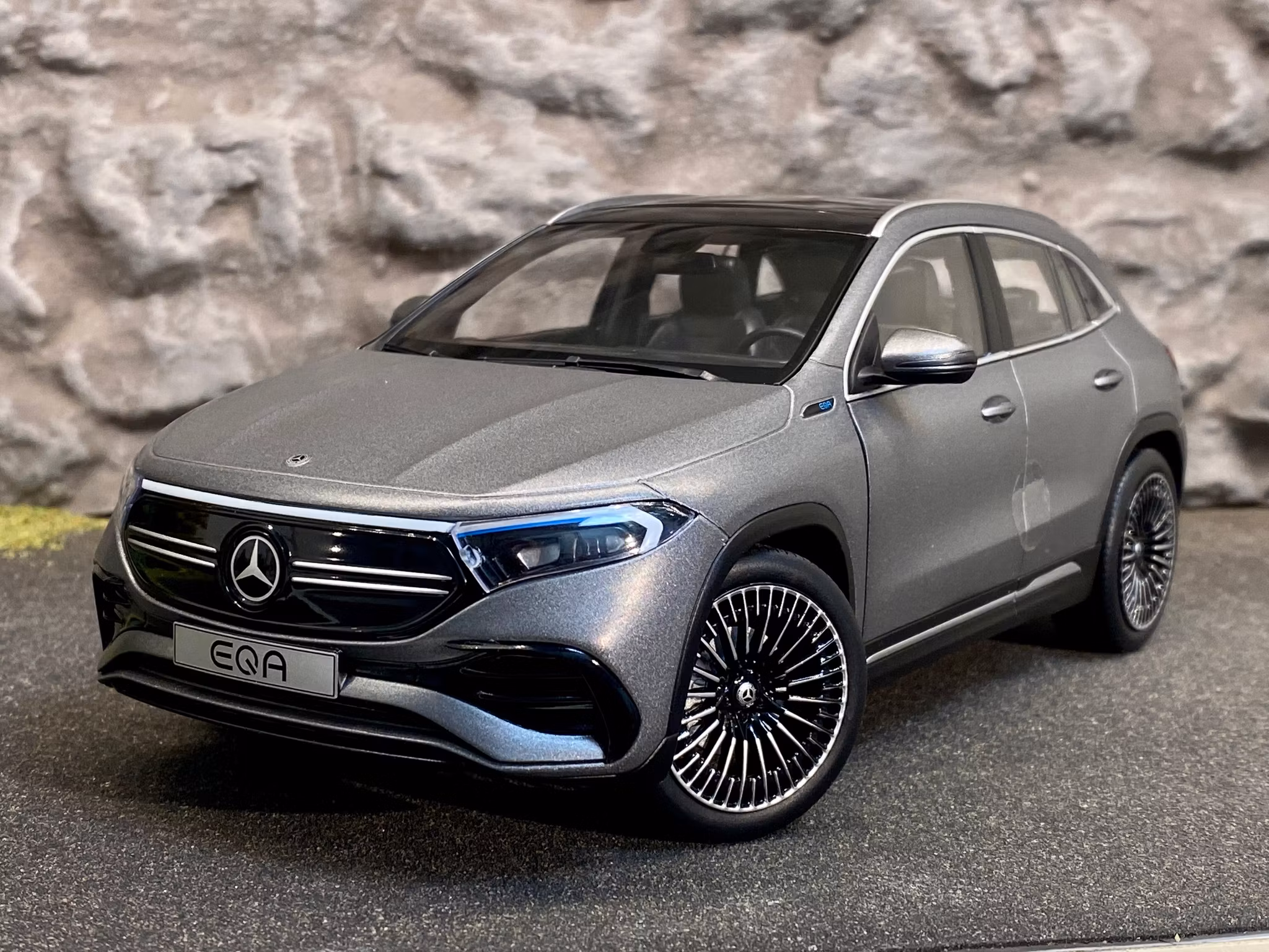 Skala 1/18 Mercedes-Benz EQA (H243) Matte Grey metallic fr NZG