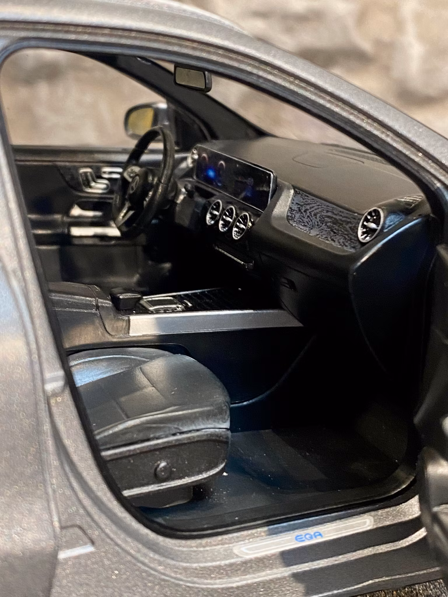 Skala 1/18 Mercedes-Benz EQA (H243) Matte Grey metallic fr NZG